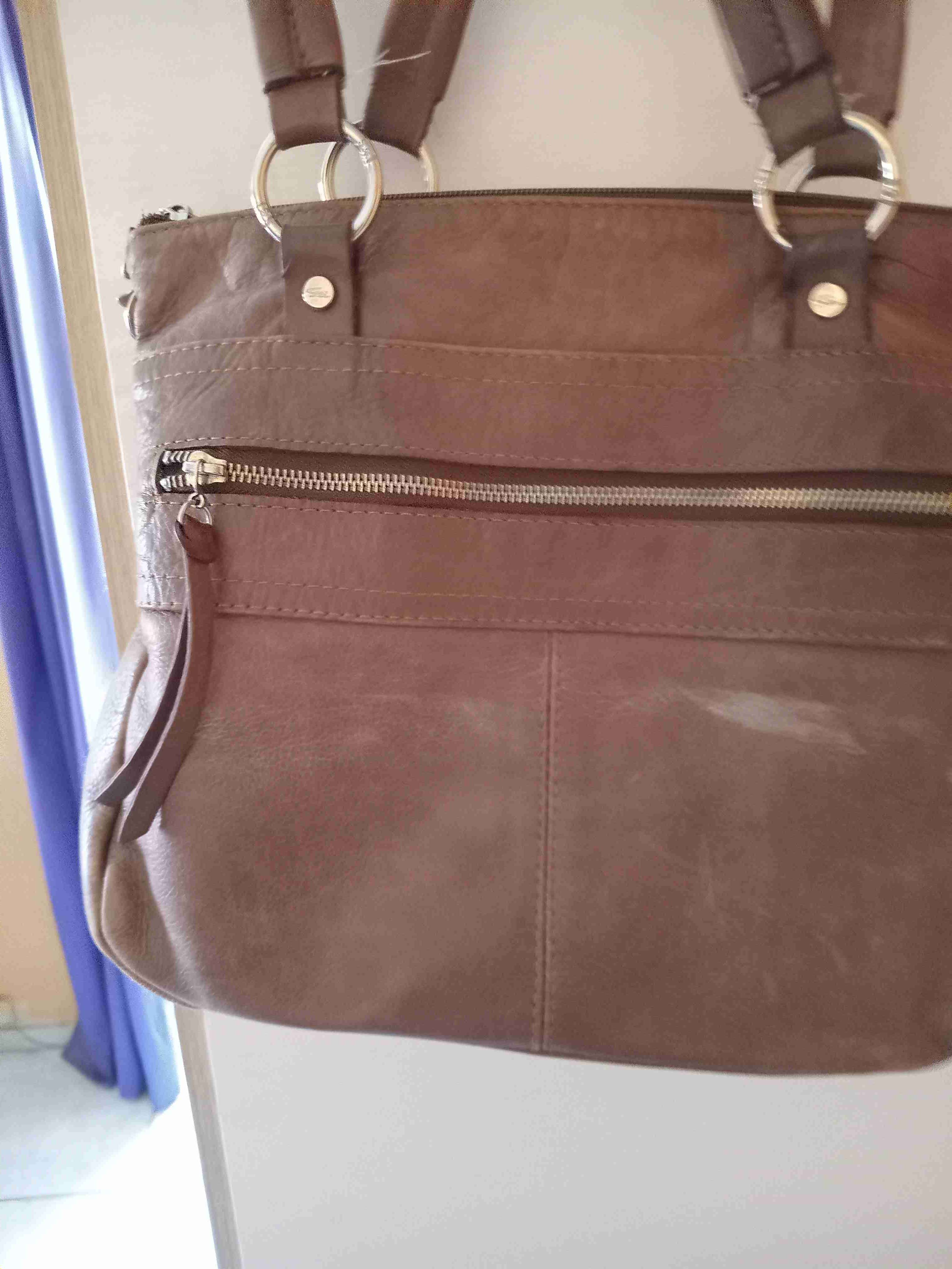 Cartera café con cremalleras