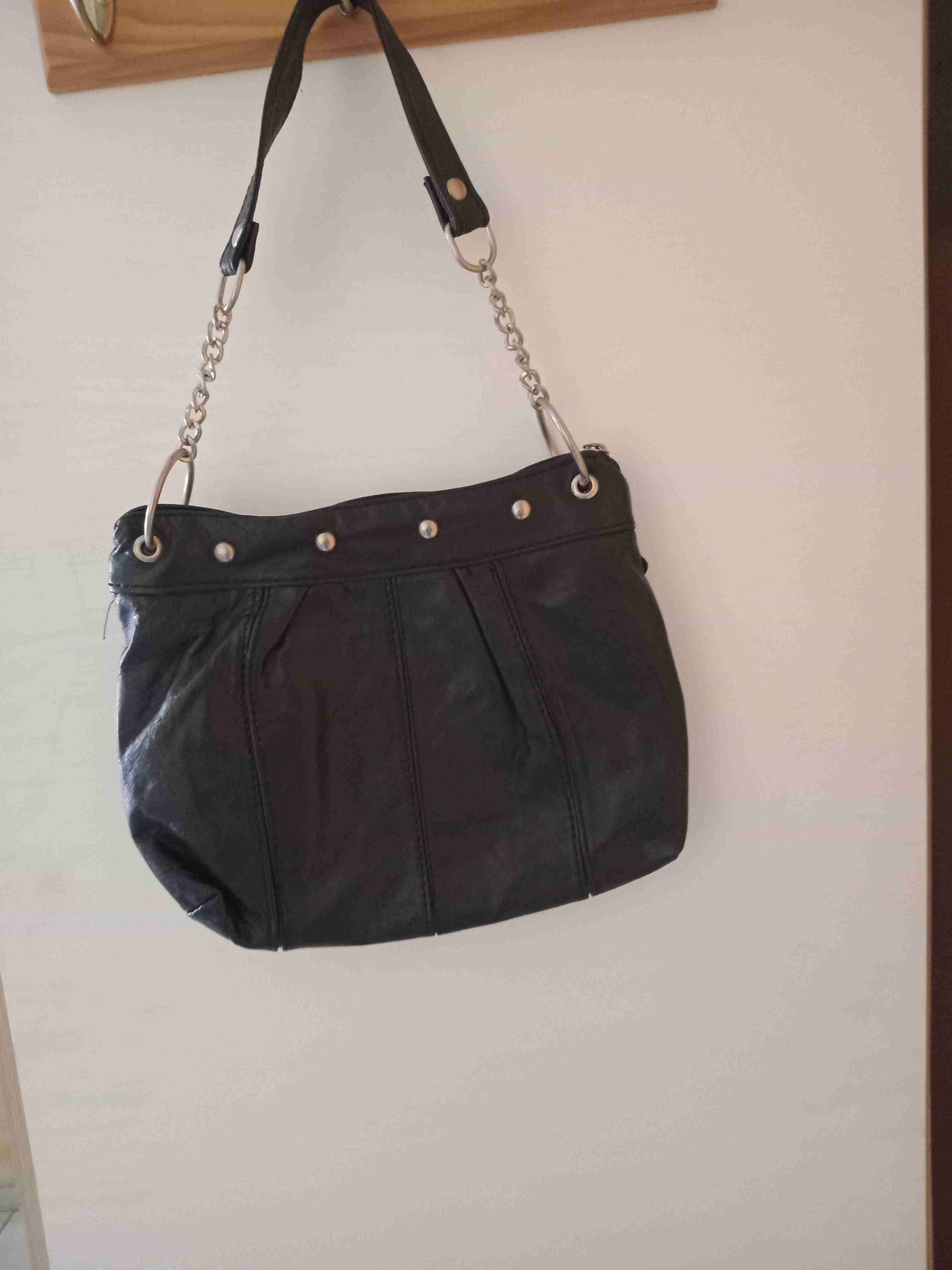 Cartera negra con cadena