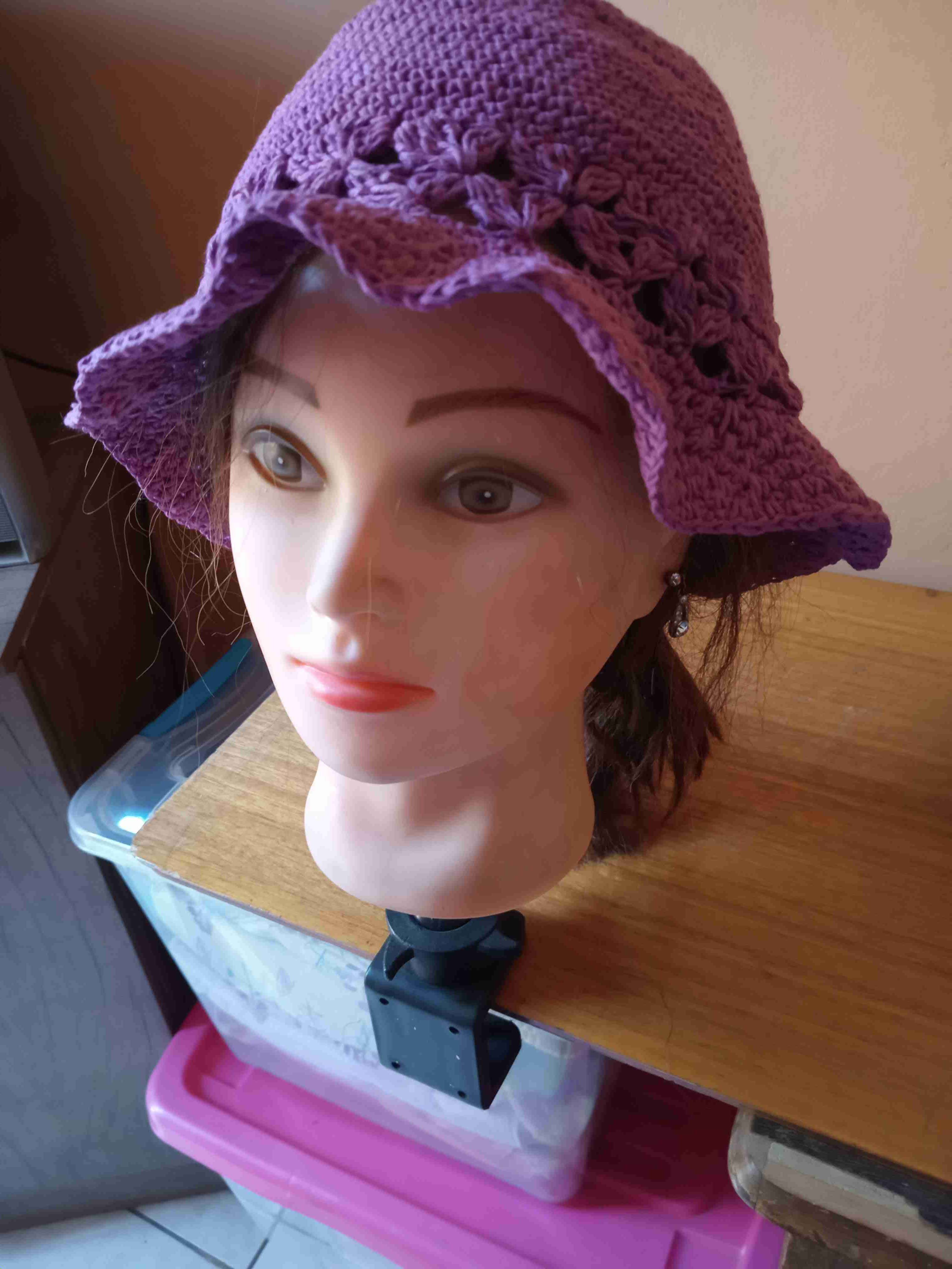 Sombrero de crochet morado