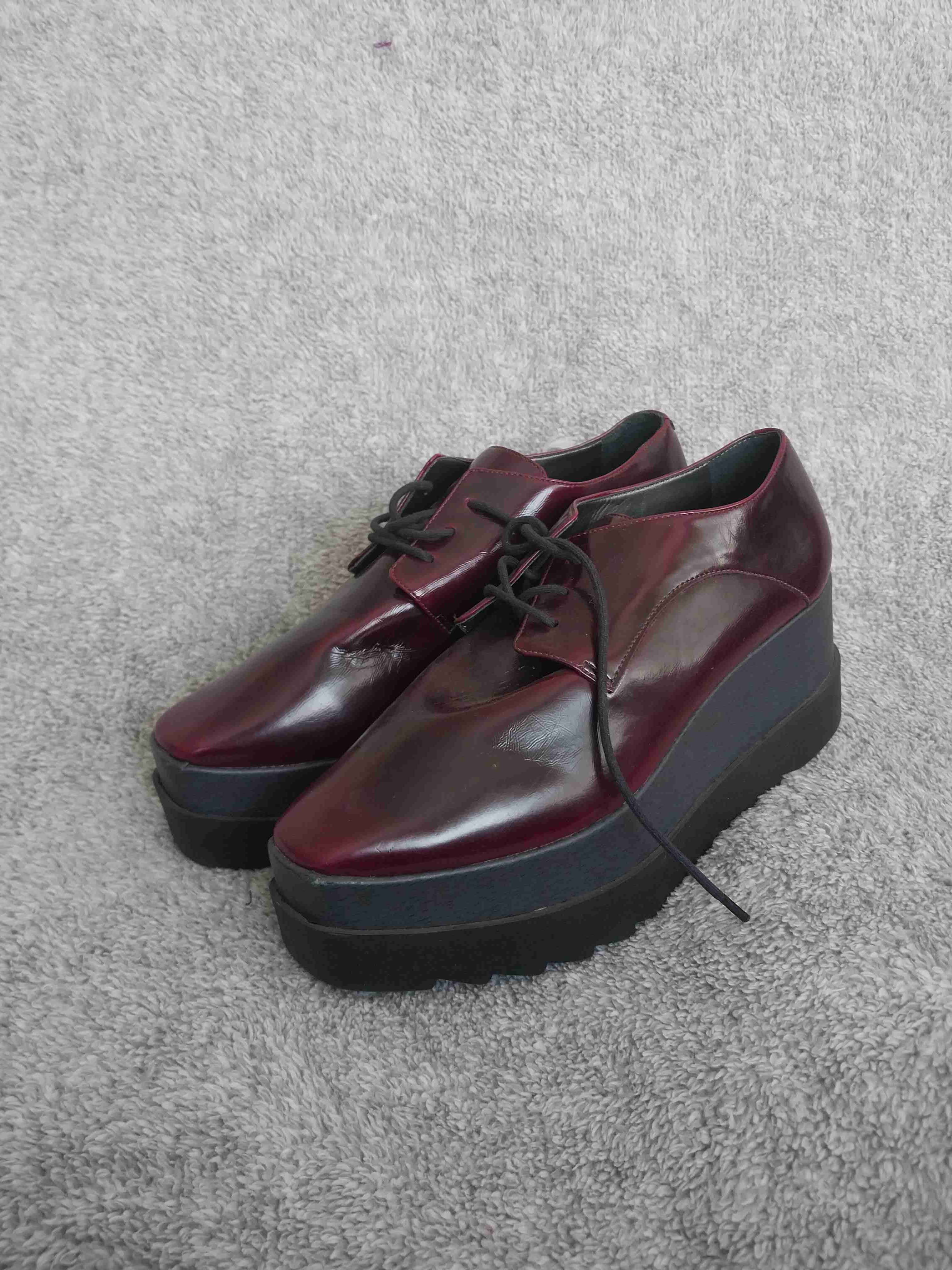 Zapatos burdeos con plataforma Prüne