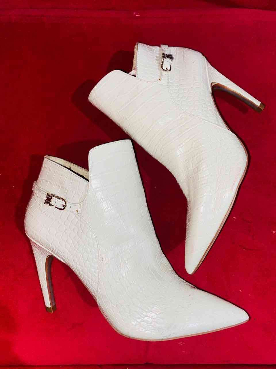 Botines de cuero blanco con hebilla