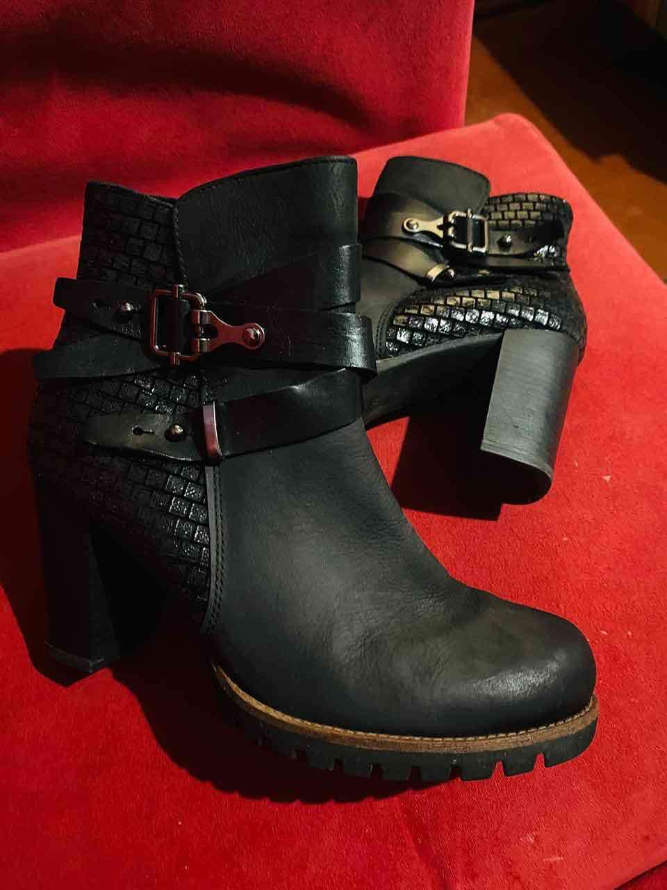 Botines negros de cuero