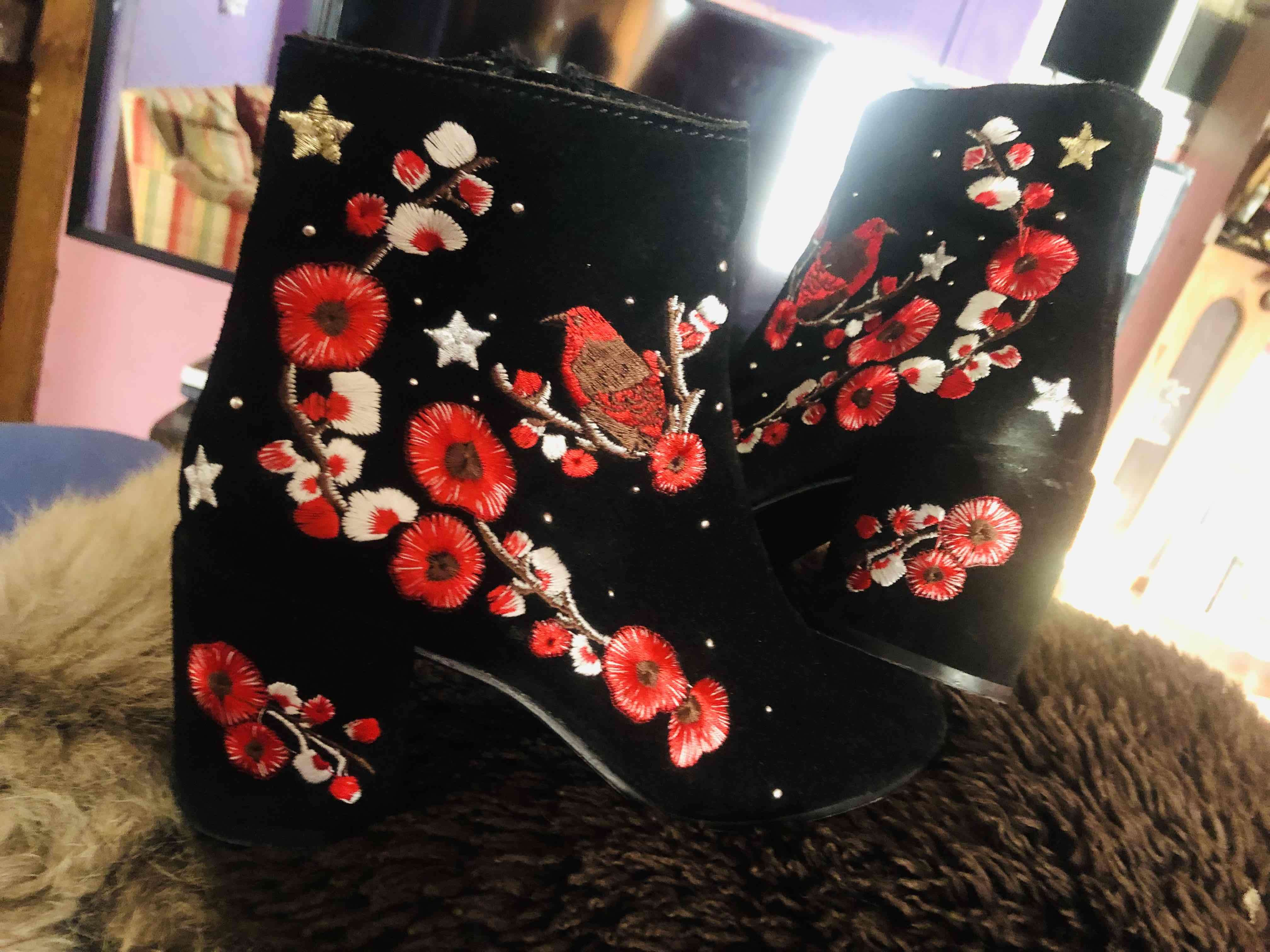 Botines bordados negro con flores