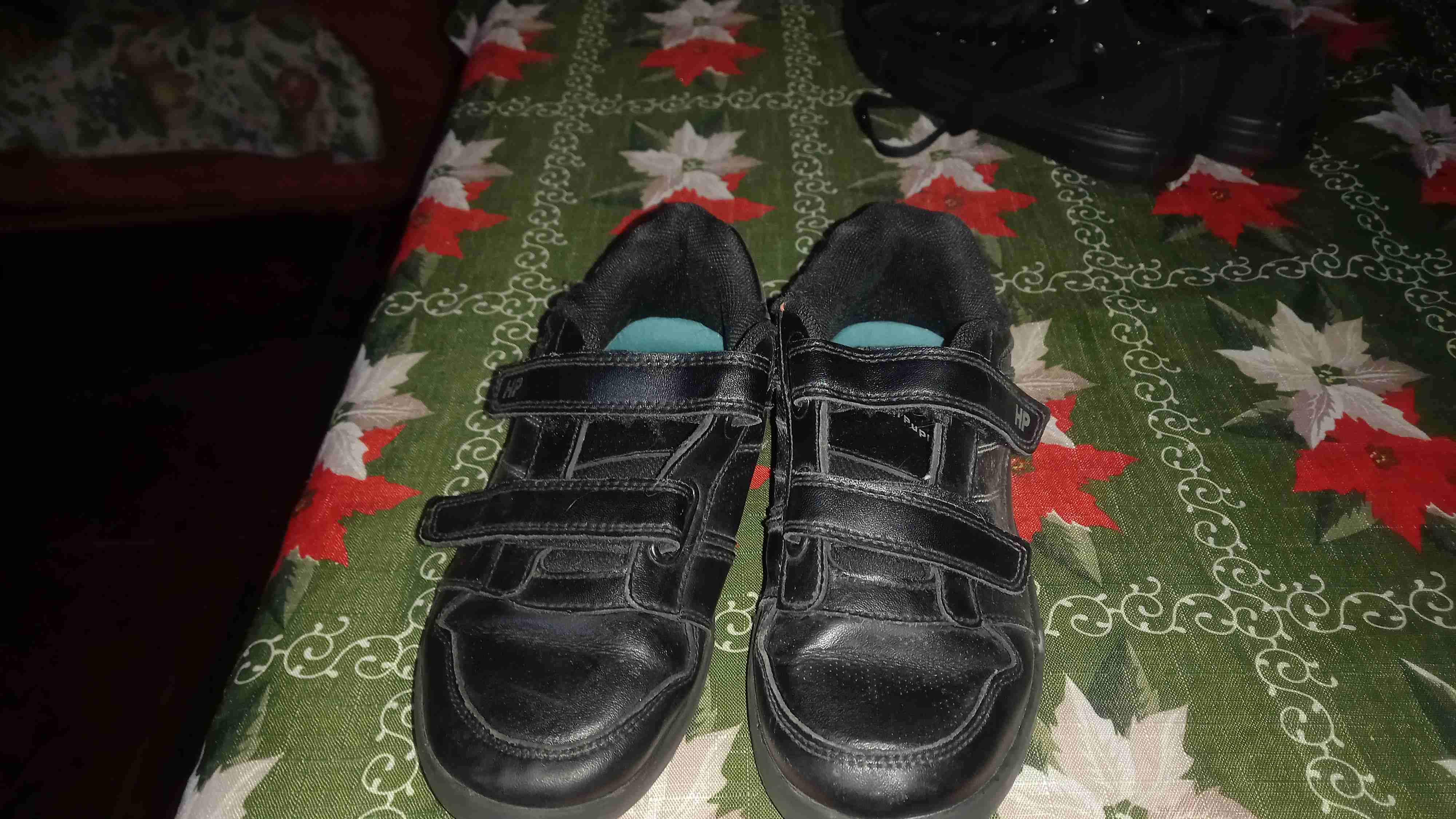 Zapatos negros de velcro