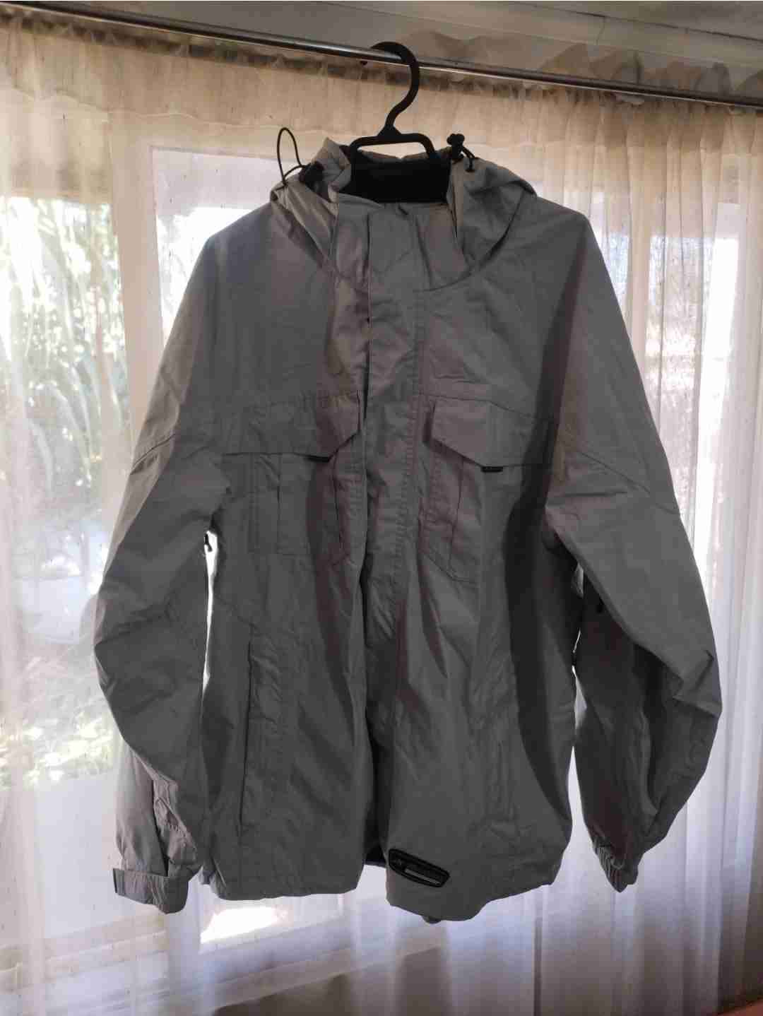Parka impermeable gris claro