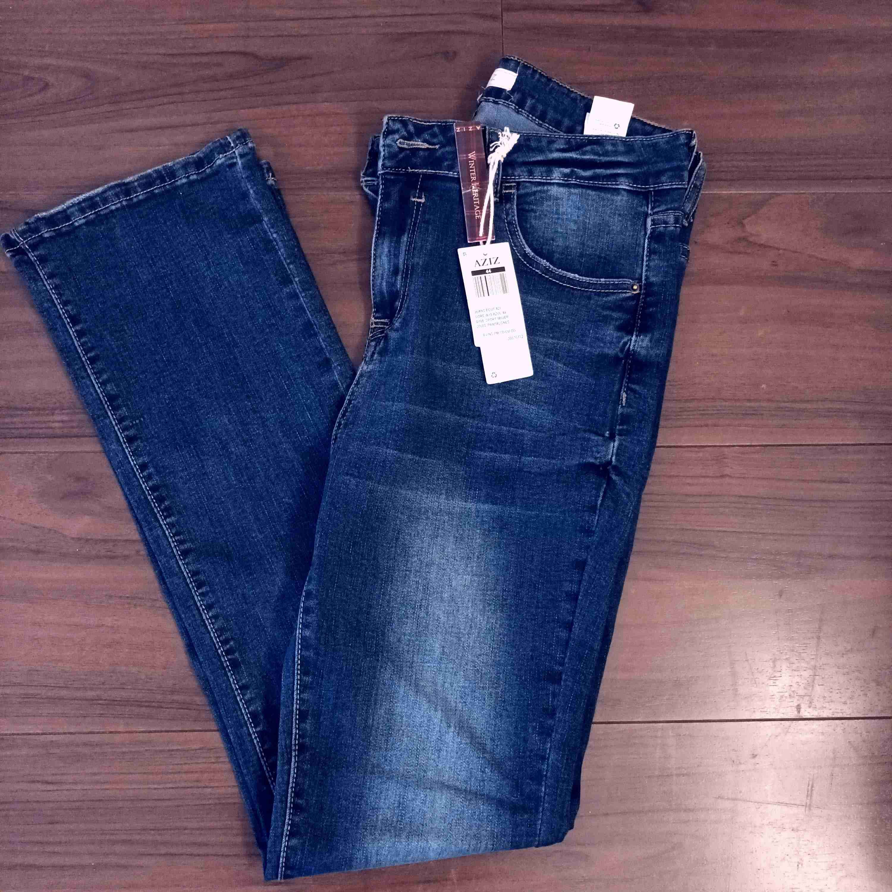 Jeans azul oscuro con etiqueta.