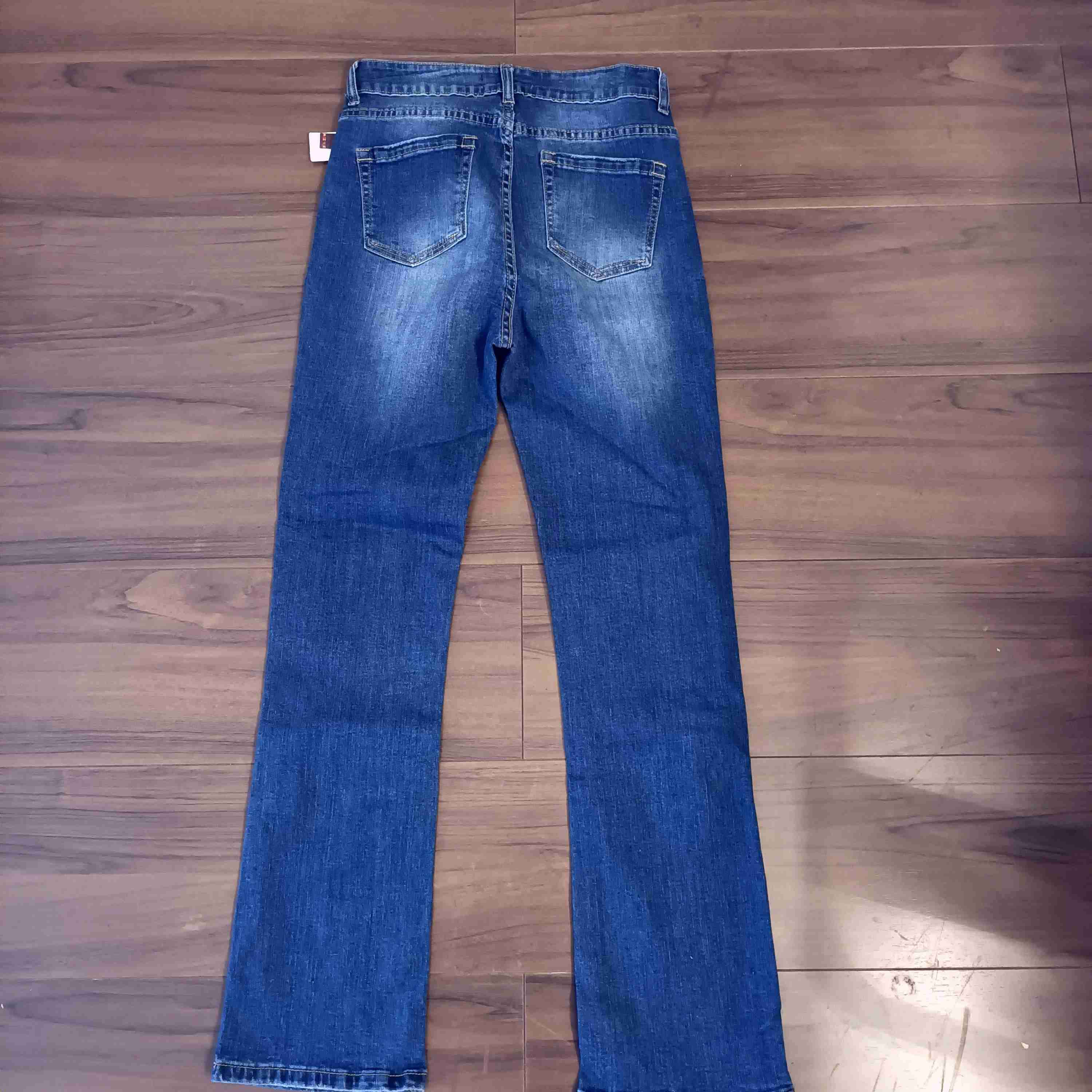 Jeans azul oscuro con etiqueta. - miniatura 2