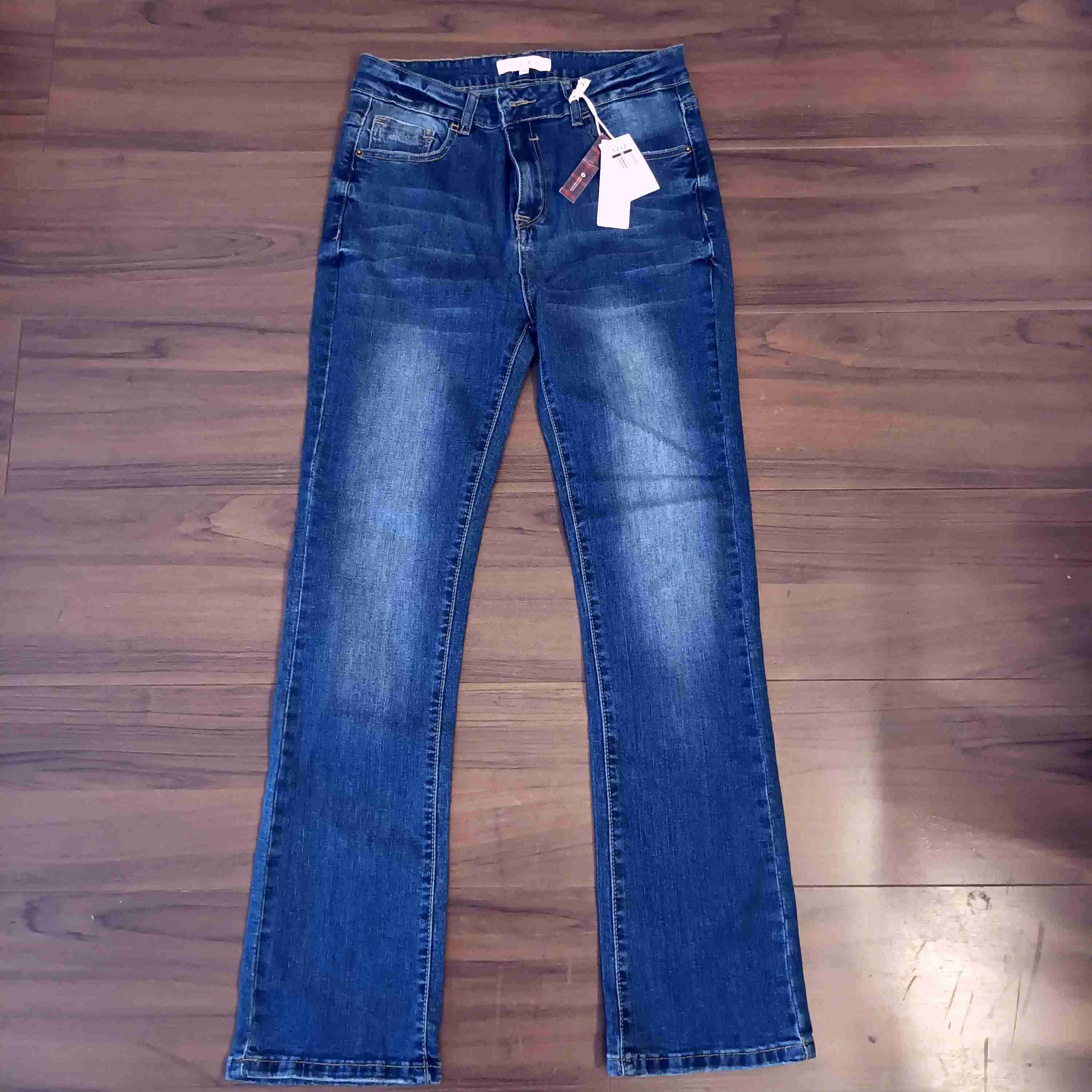 Jeans azul oscuro con etiqueta. - miniatura 3
