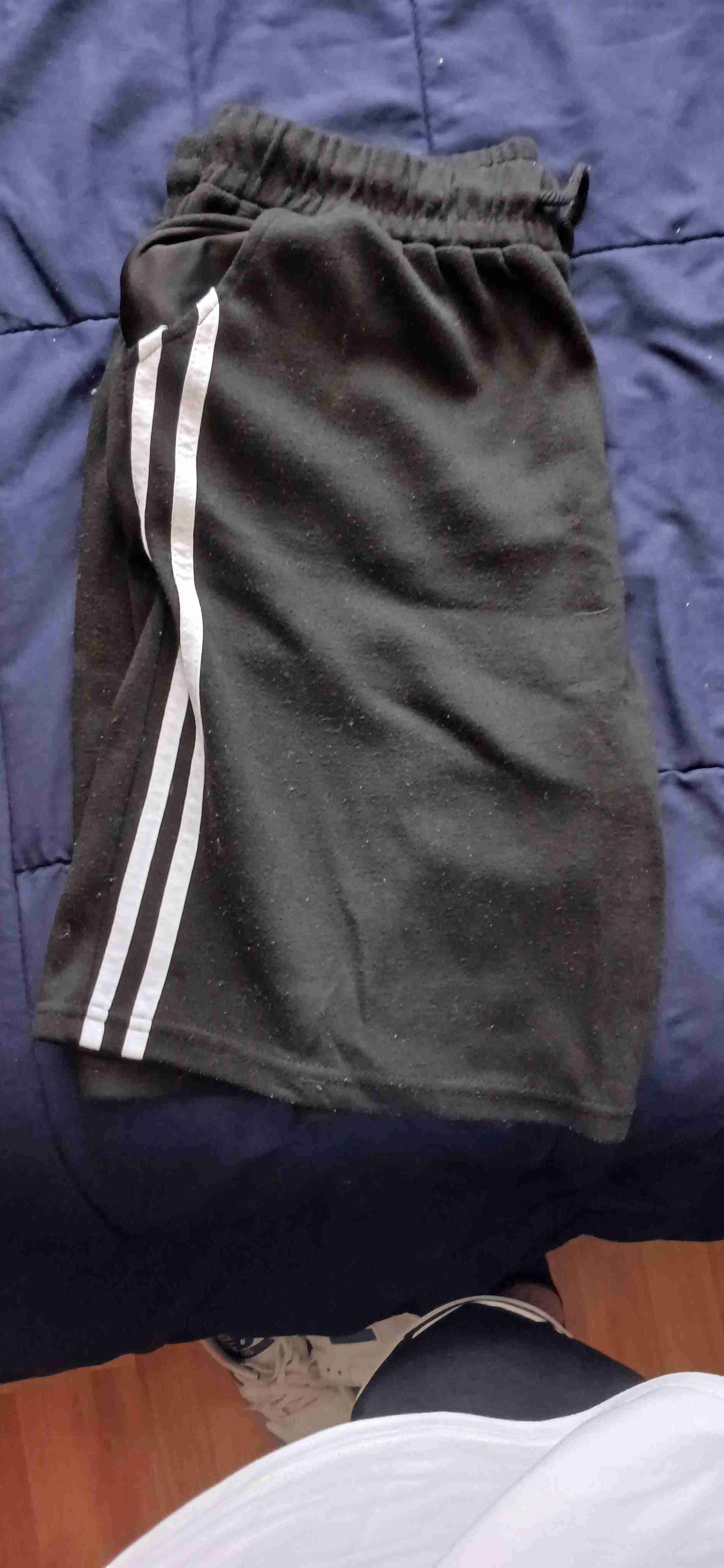 Short deportivo negro con líneas