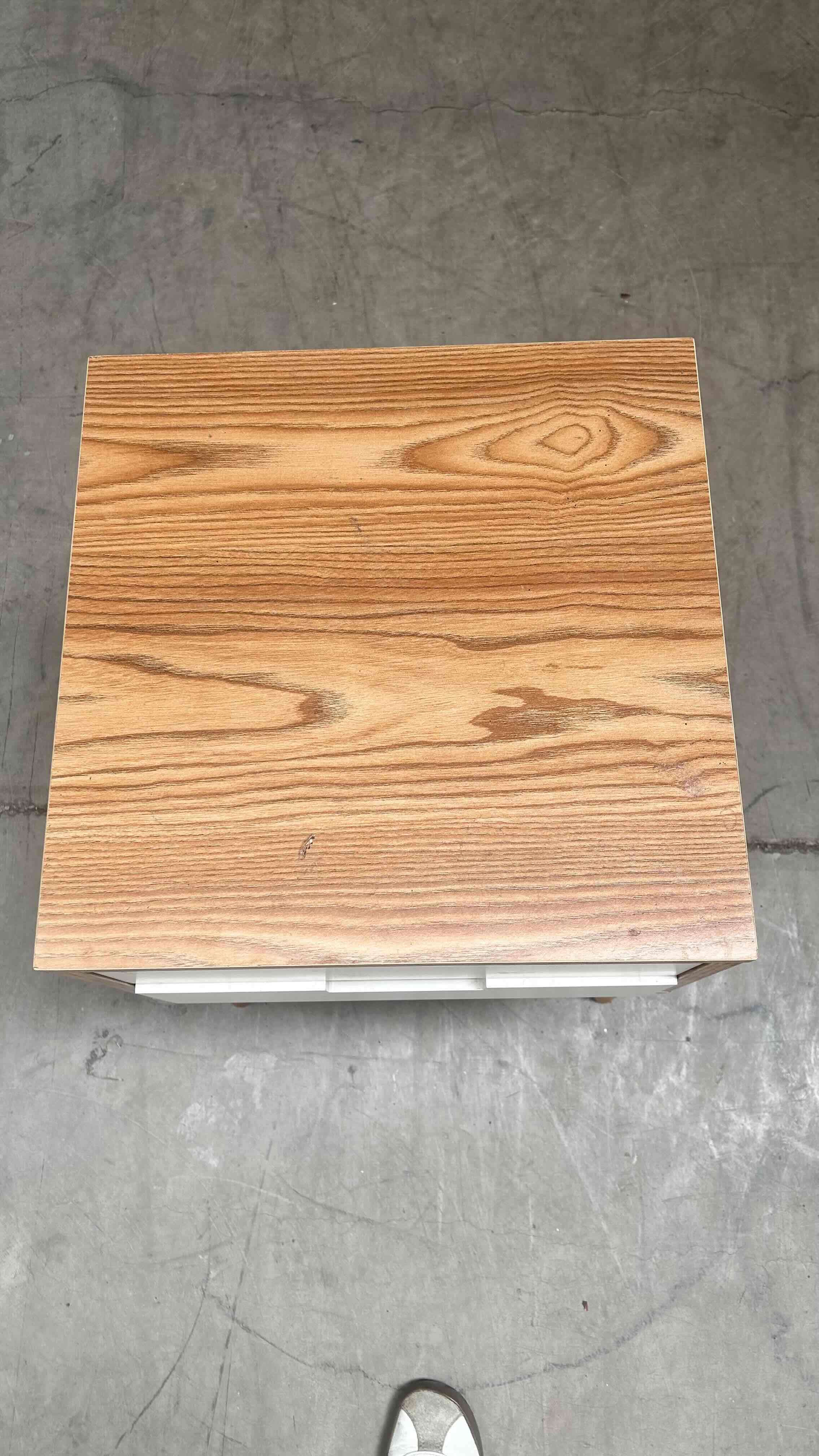 Velador de madera con cajones - miniatura 2