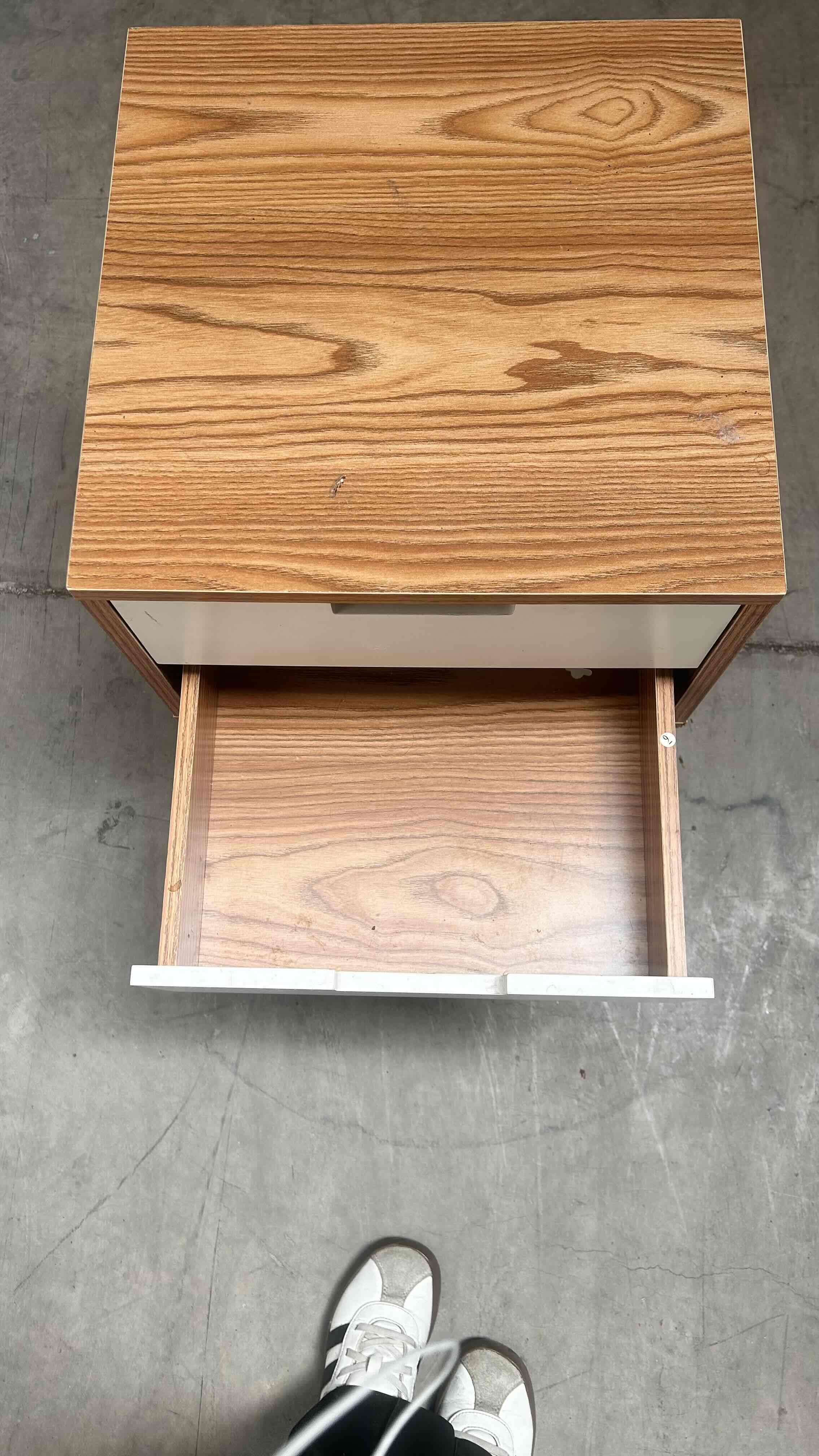 Velador de madera con cajones - miniatura 3