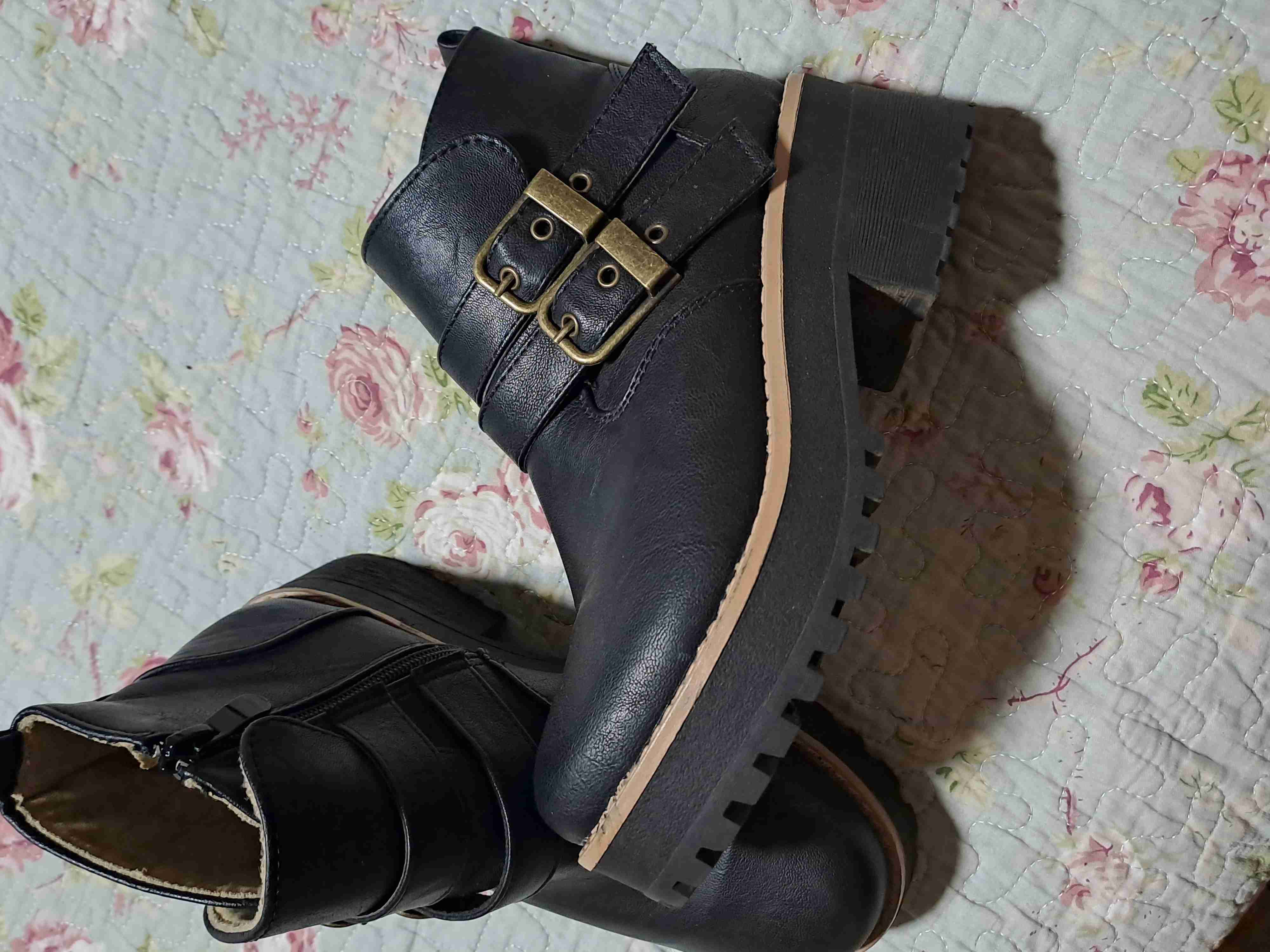 Botines negros con hebillas