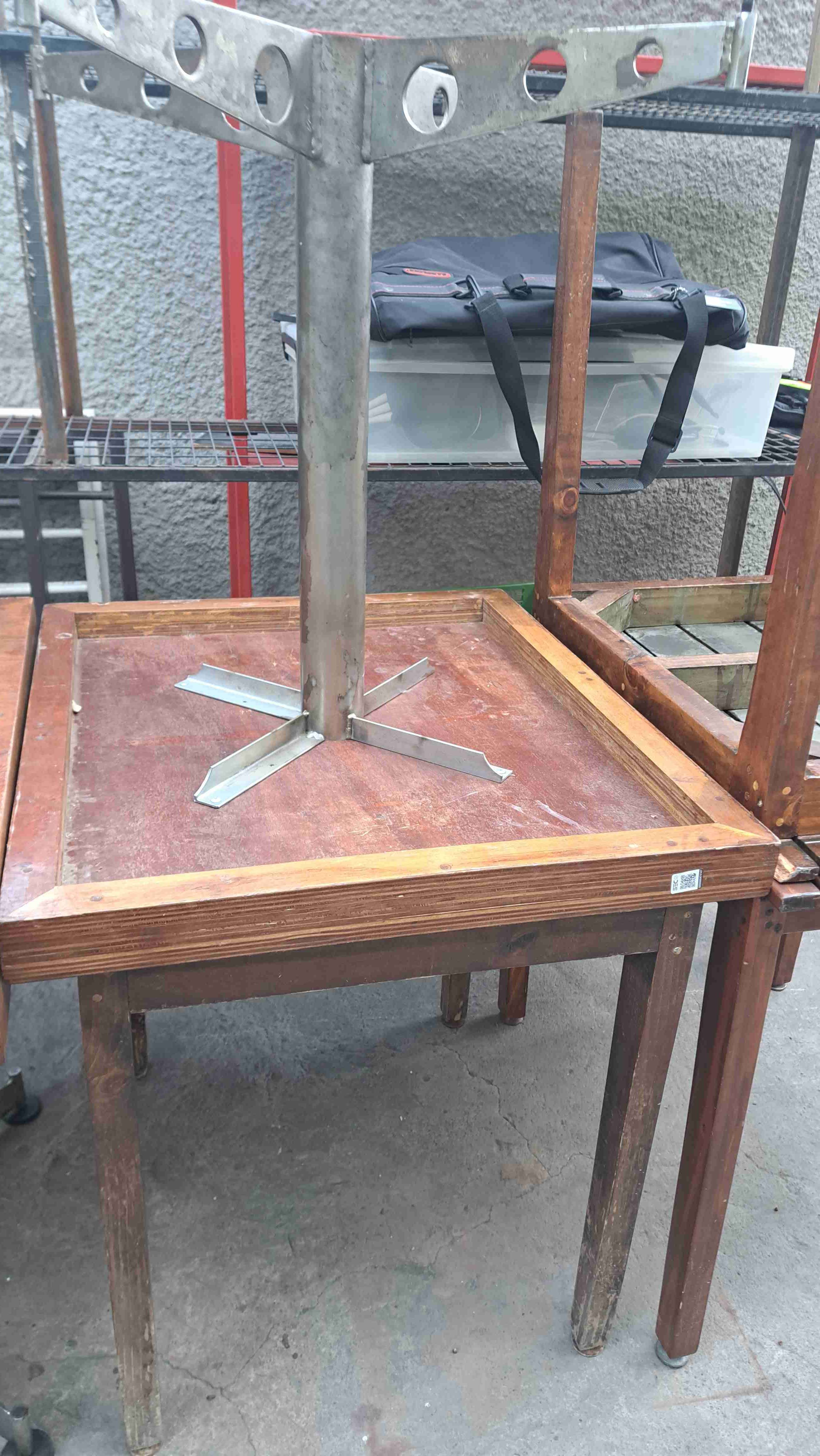 Mesa de madera con soporte metálico