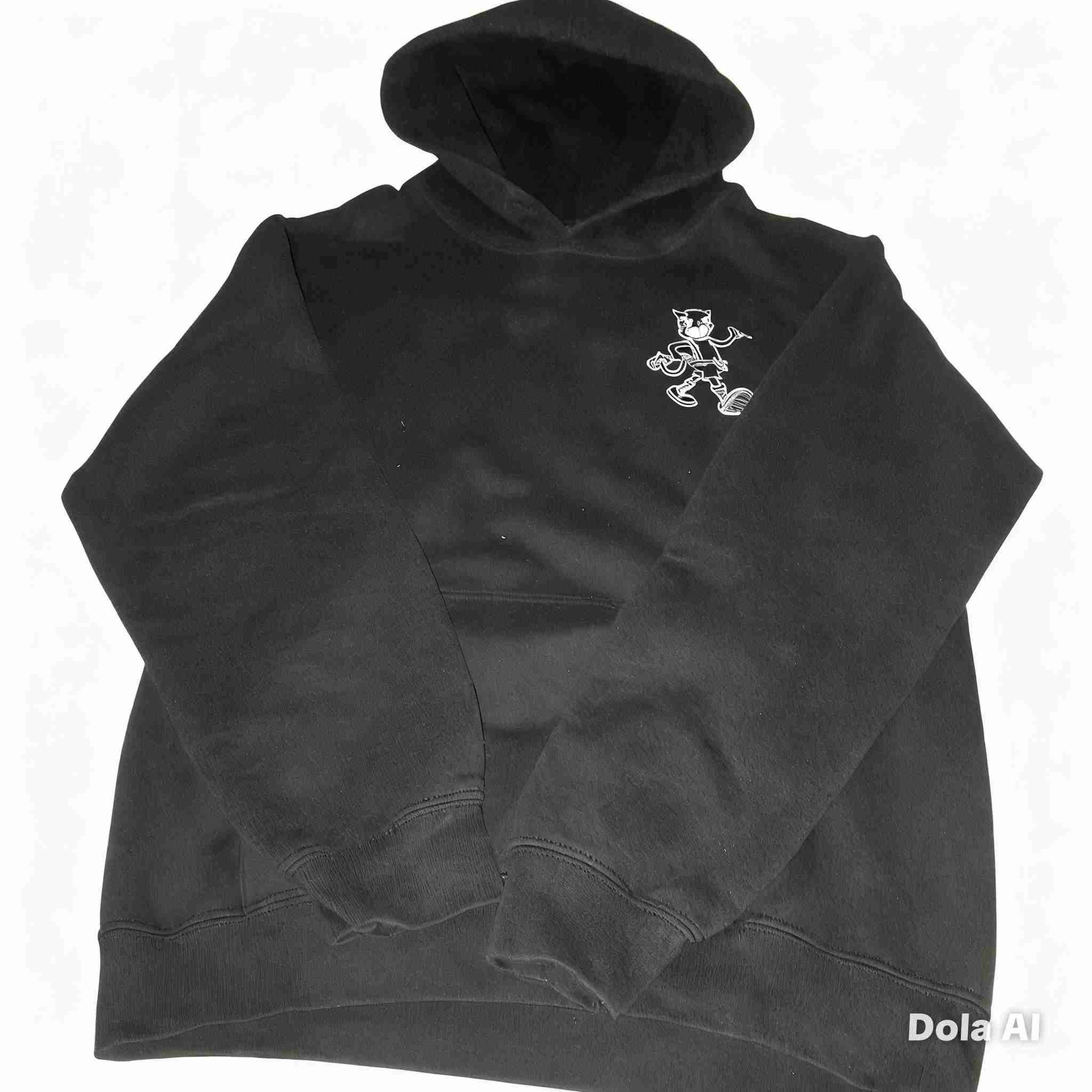 Polerón negro con capucha