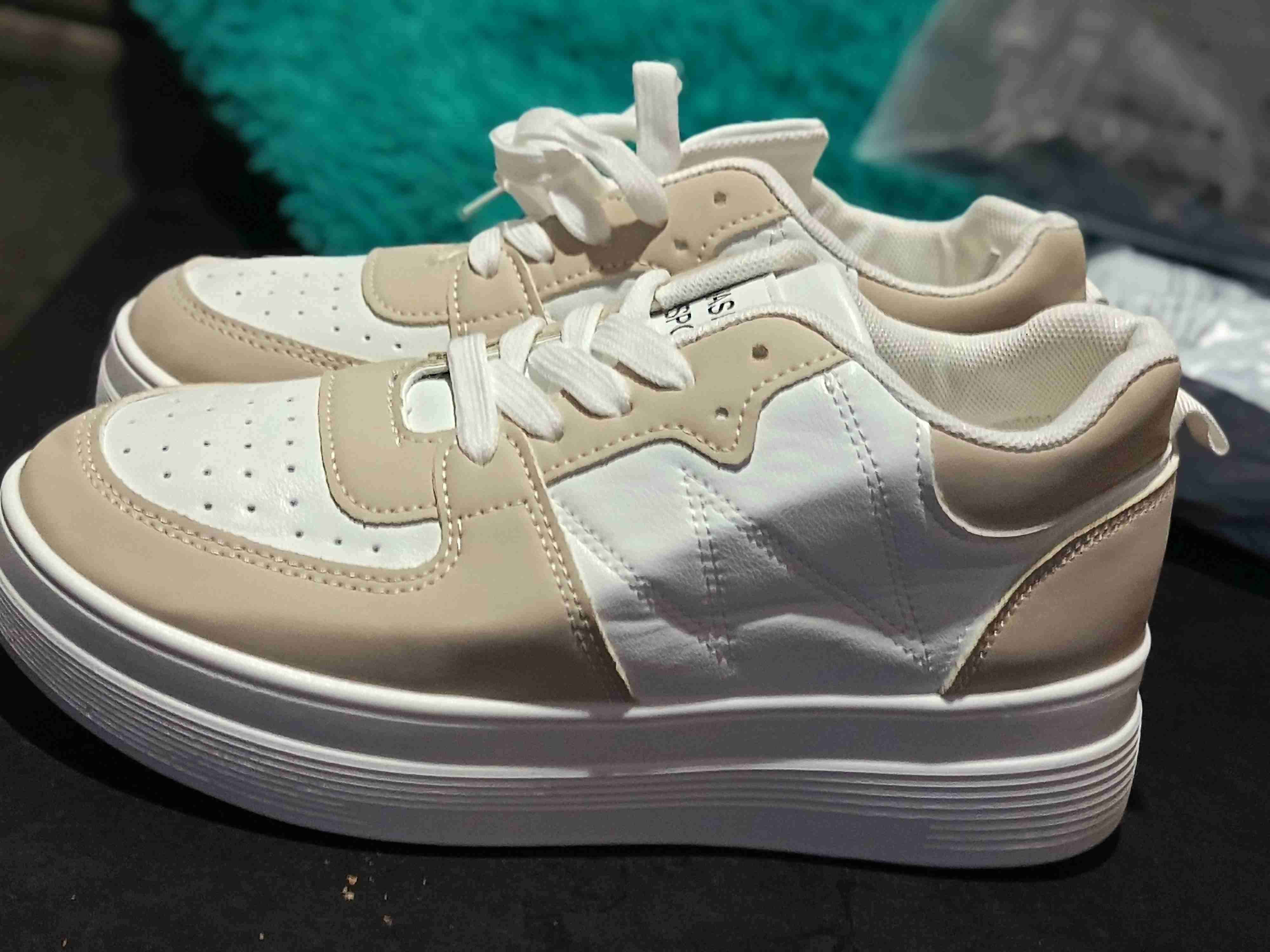 Zapatillas blancas y beige