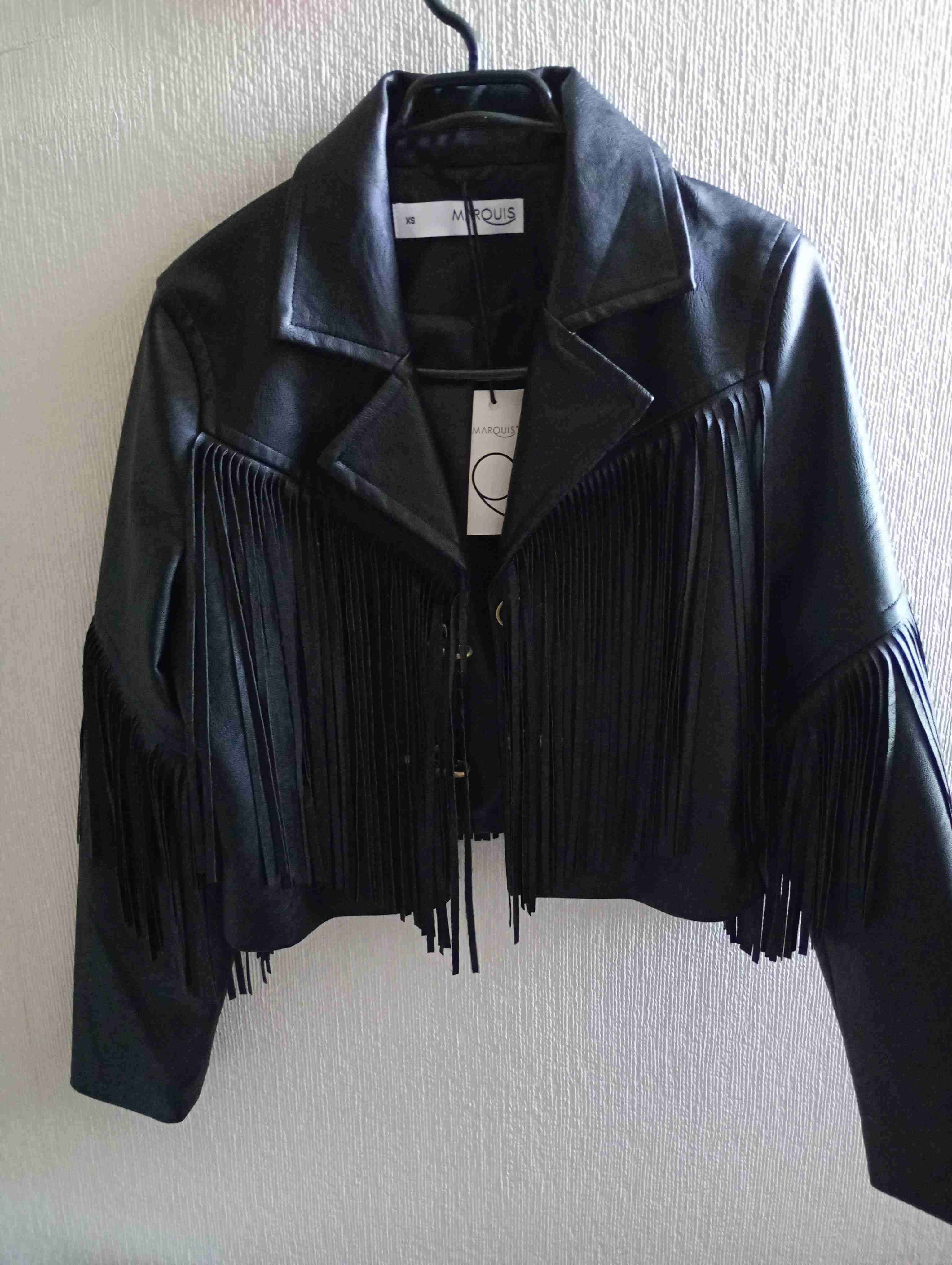 Chaqueta negra con flecos