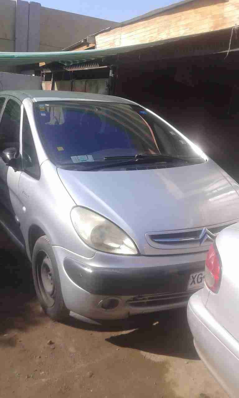 Citroën plateado en buen estado