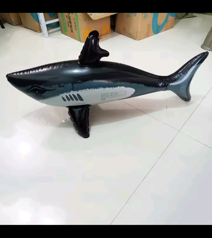 Tiburón inflable grande