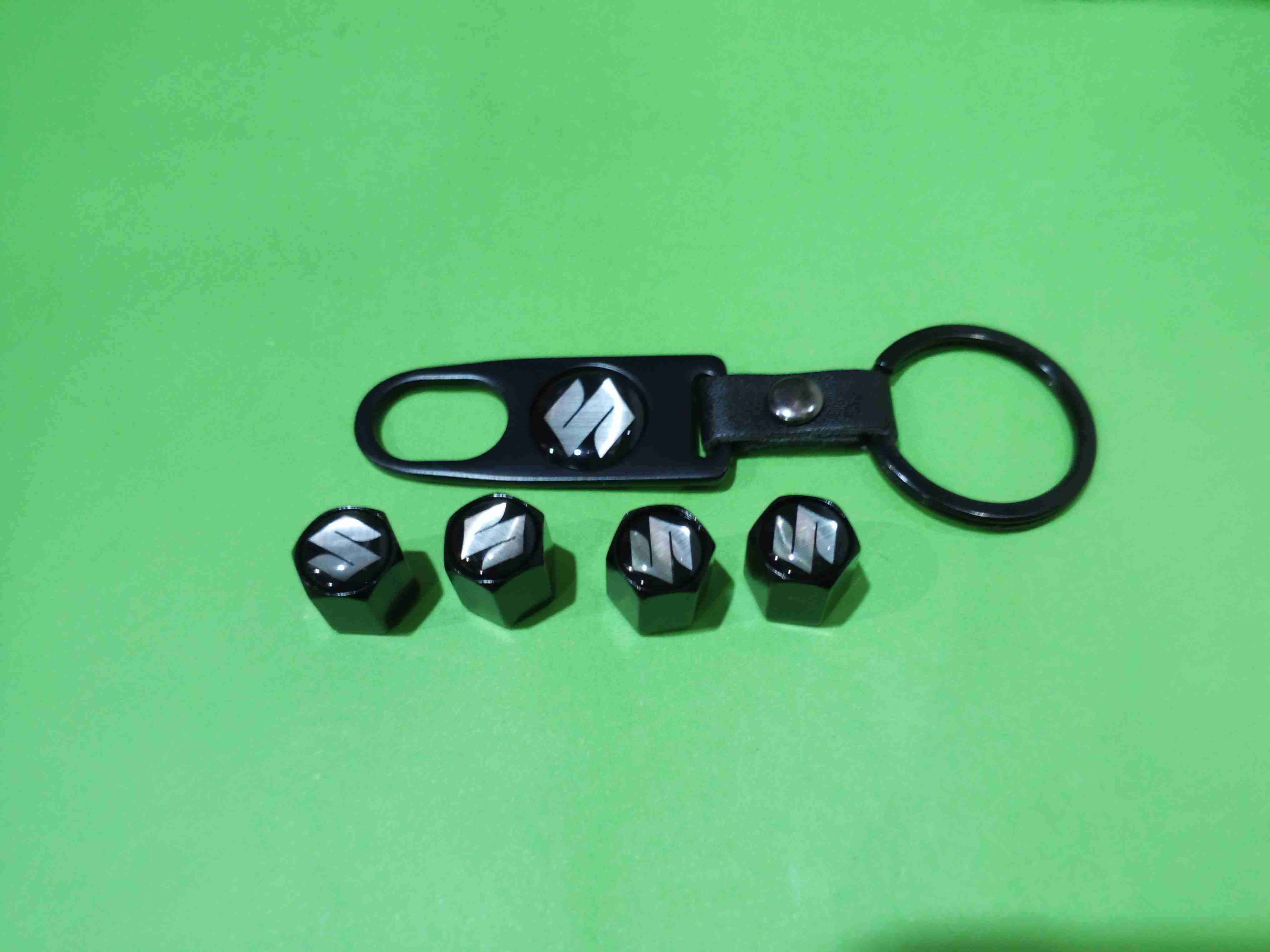 Conjunto llavero más tapas de valvulas