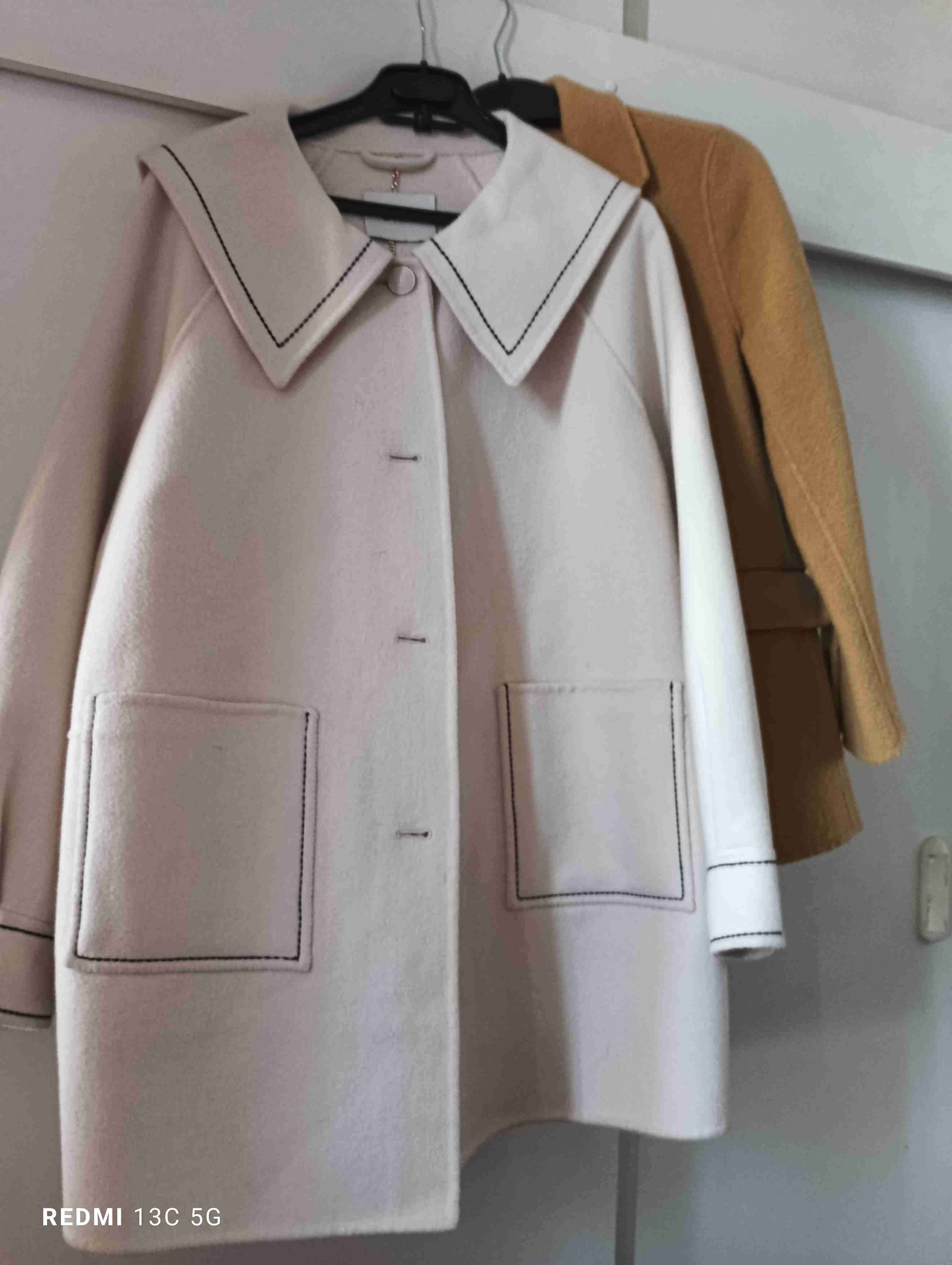 Abrigo blanco con bolsillos