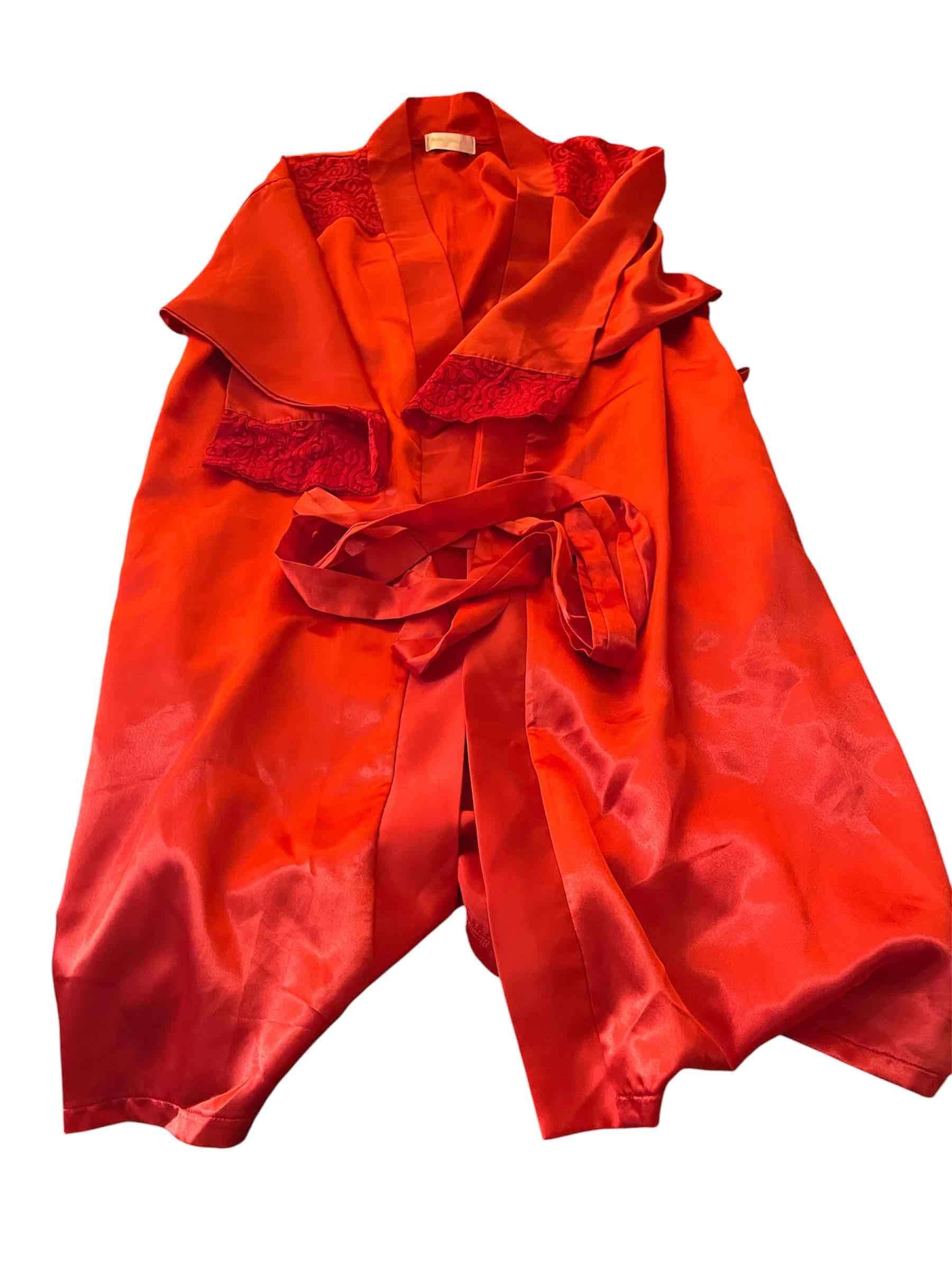 Bata roja de satén con encaje