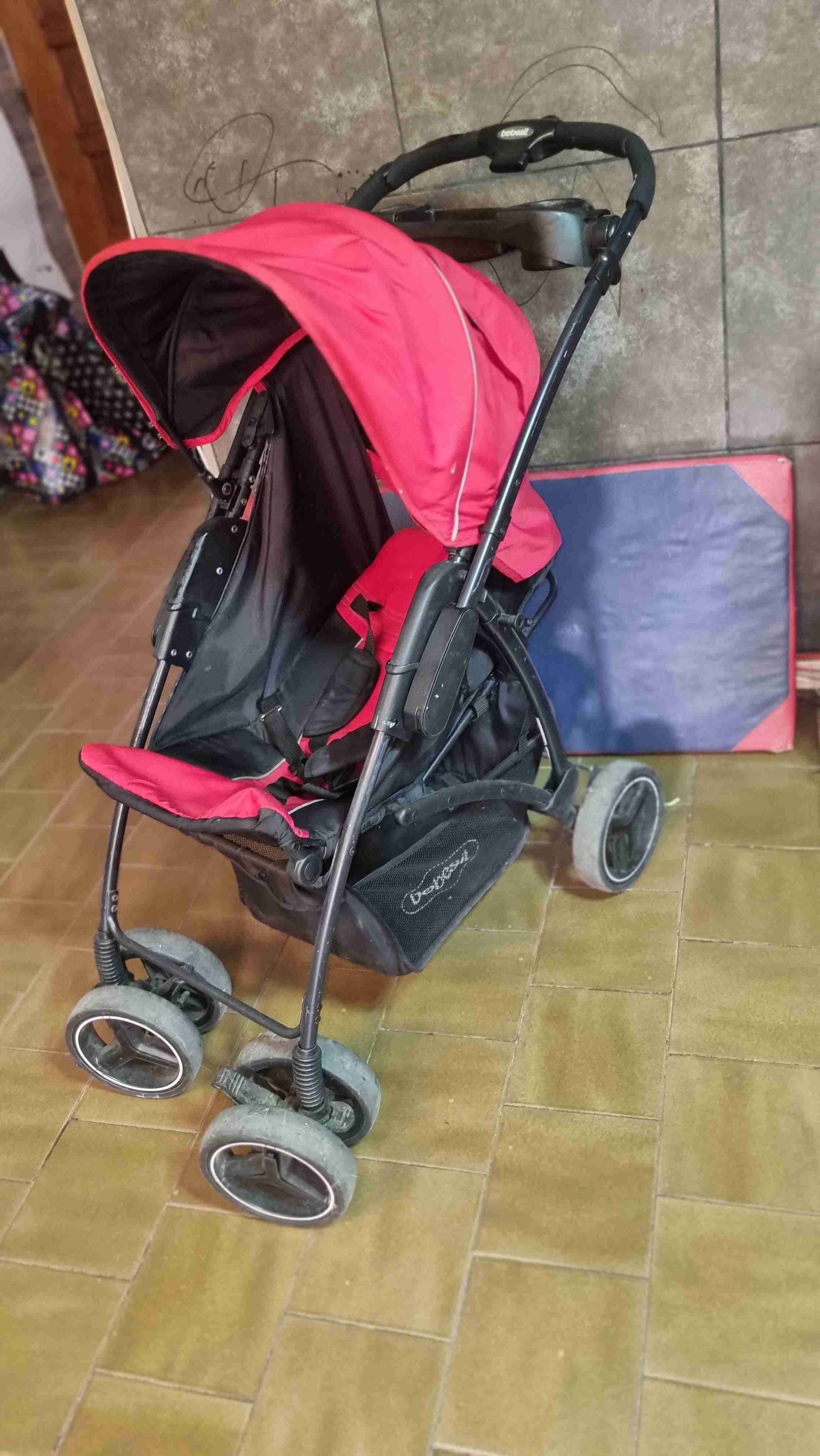 Coche de bebé rojo plegable