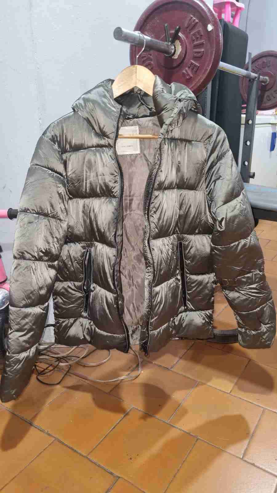 Chaqueta acolchada con capucha gris