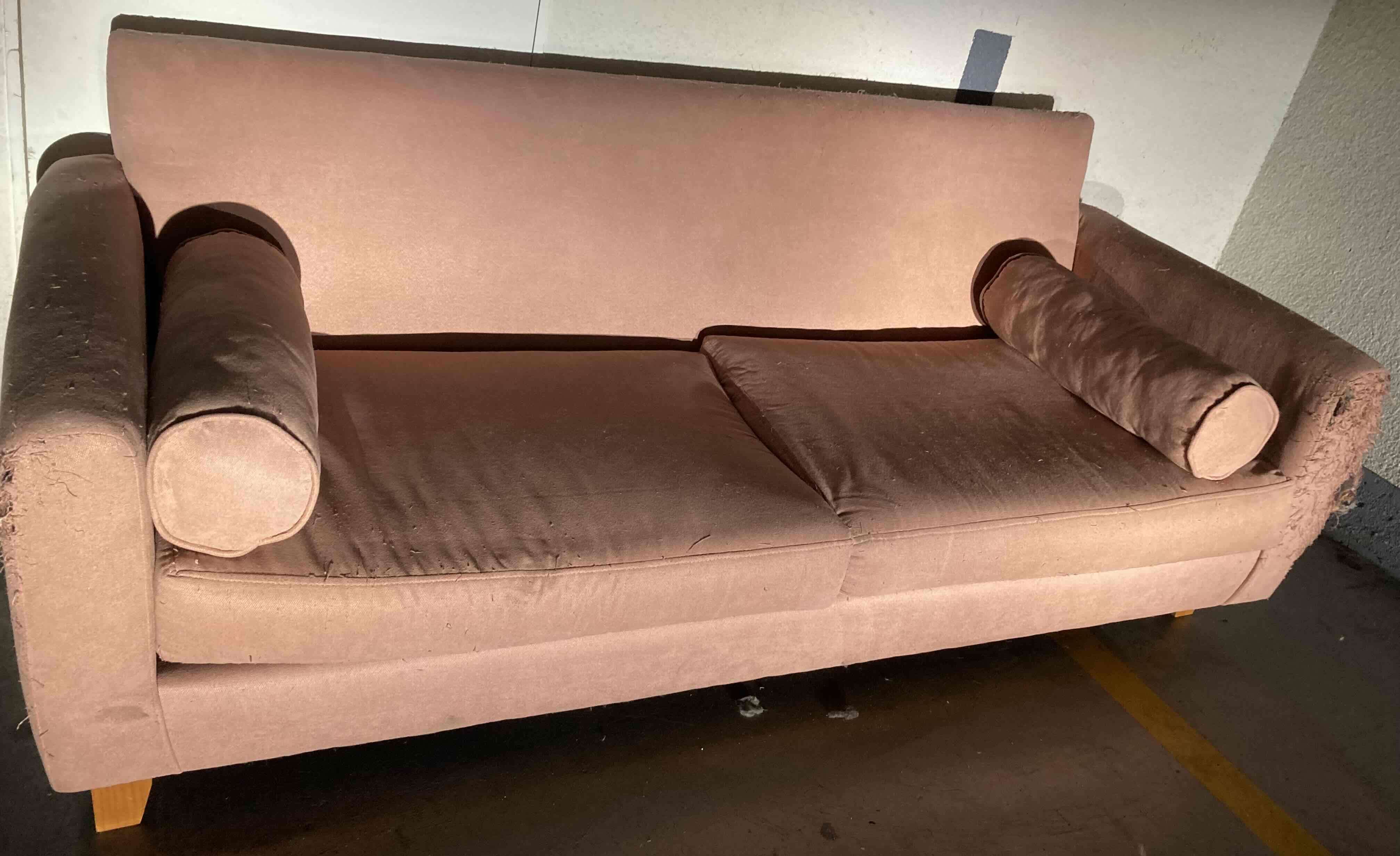 Sofá de tela marrón