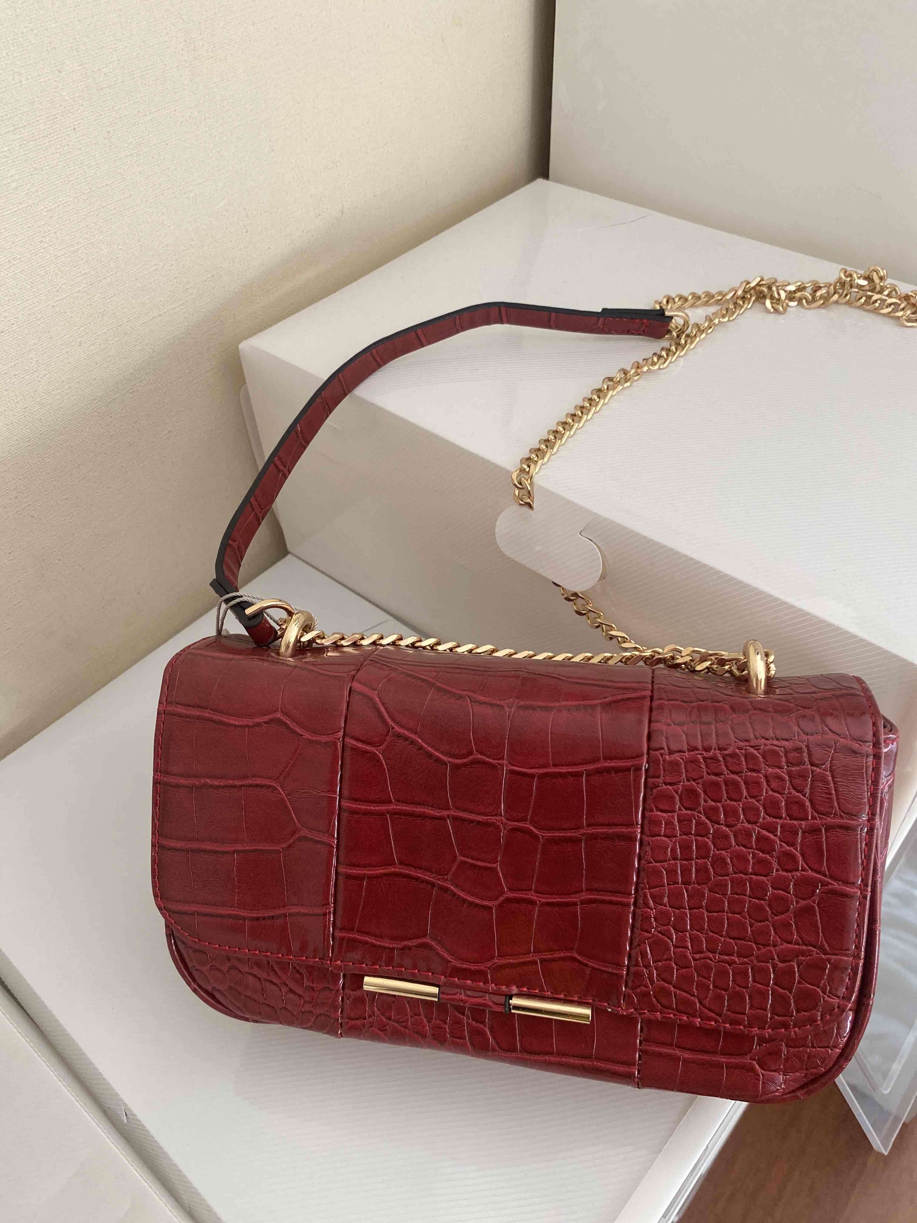Cartera roja con textura croco