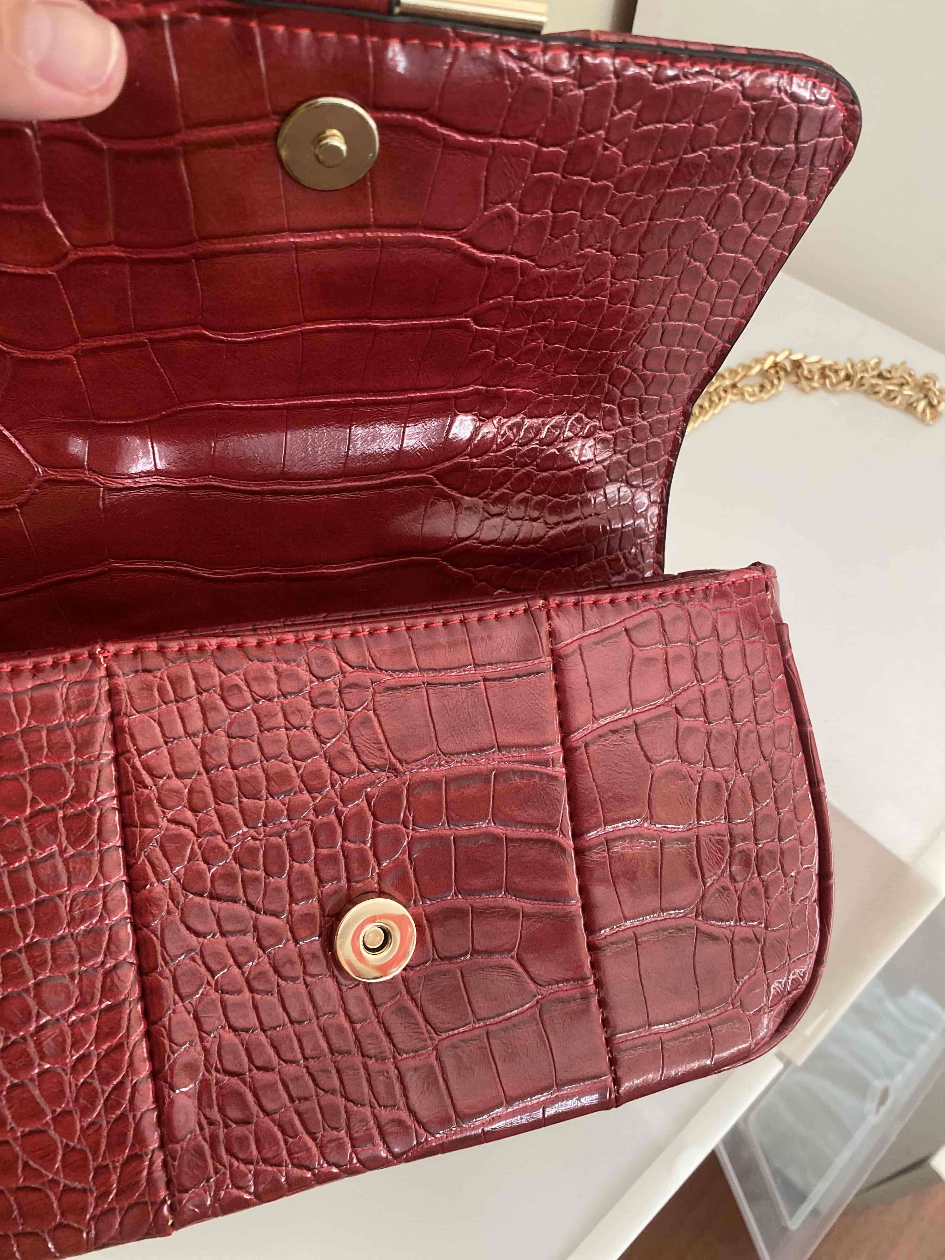 Cartera roja con textura croco - miniatura 2