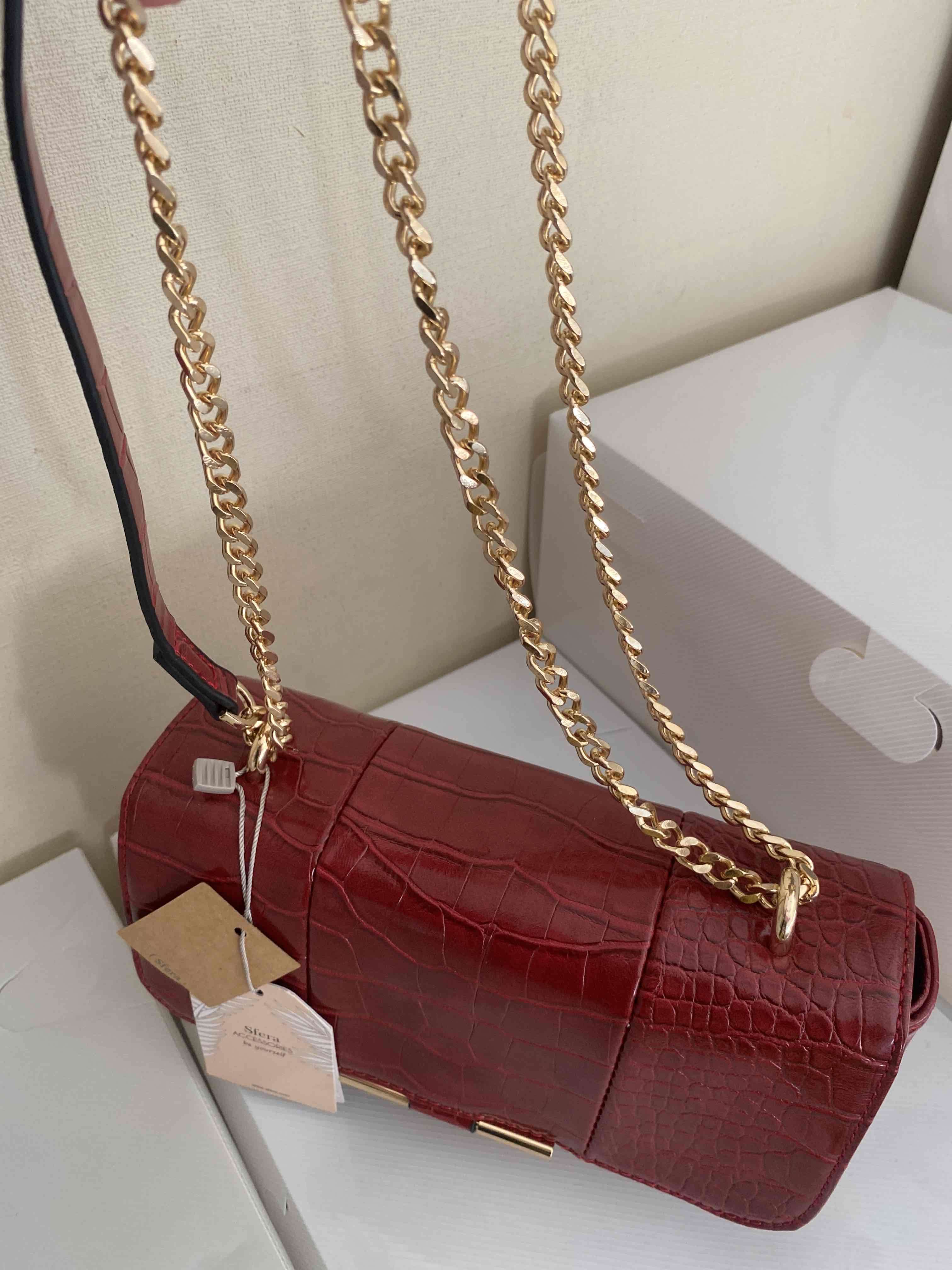 Cartera roja con textura croco - miniatura 4