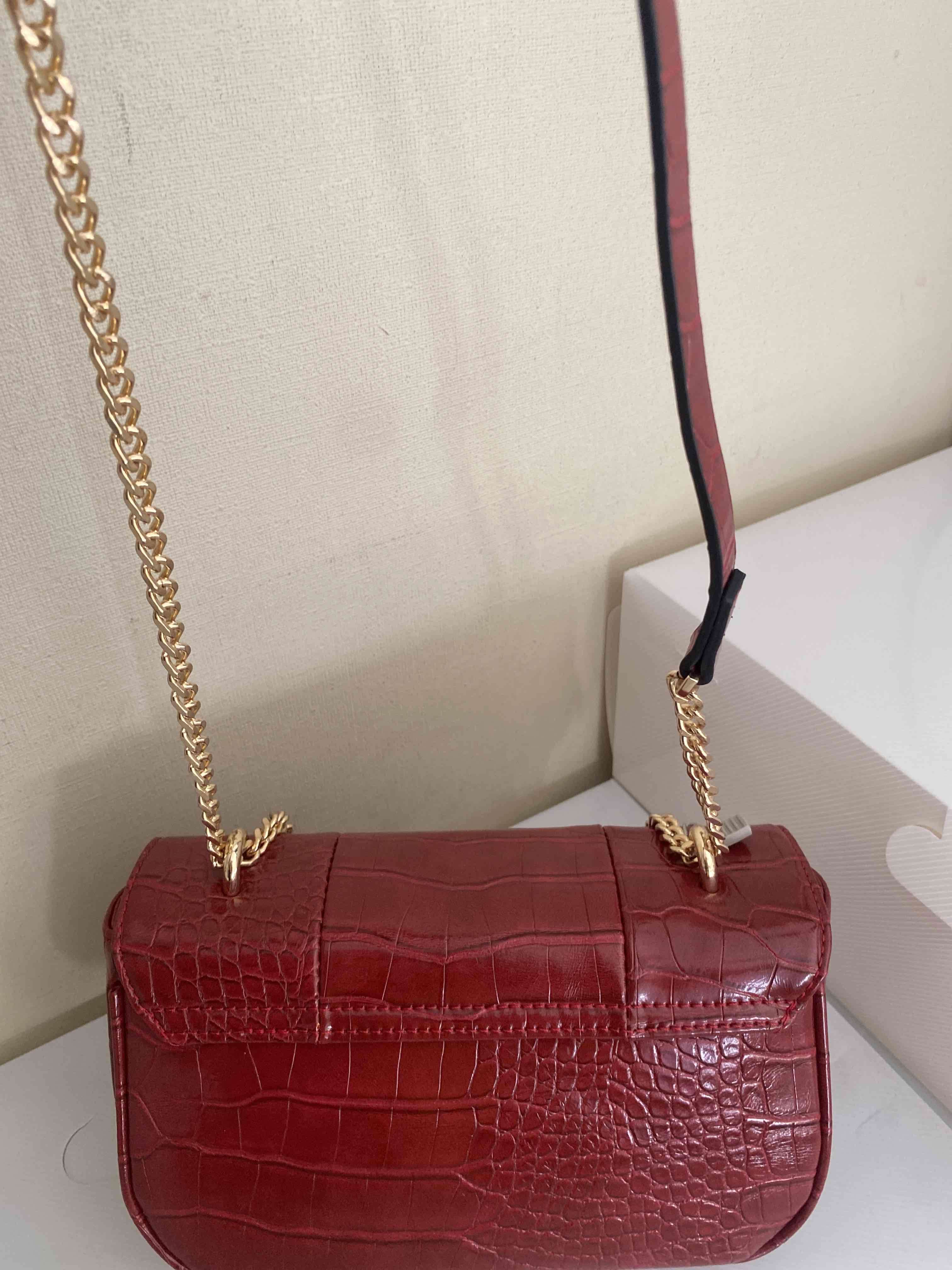 Cartera roja con textura croco - miniatura 5