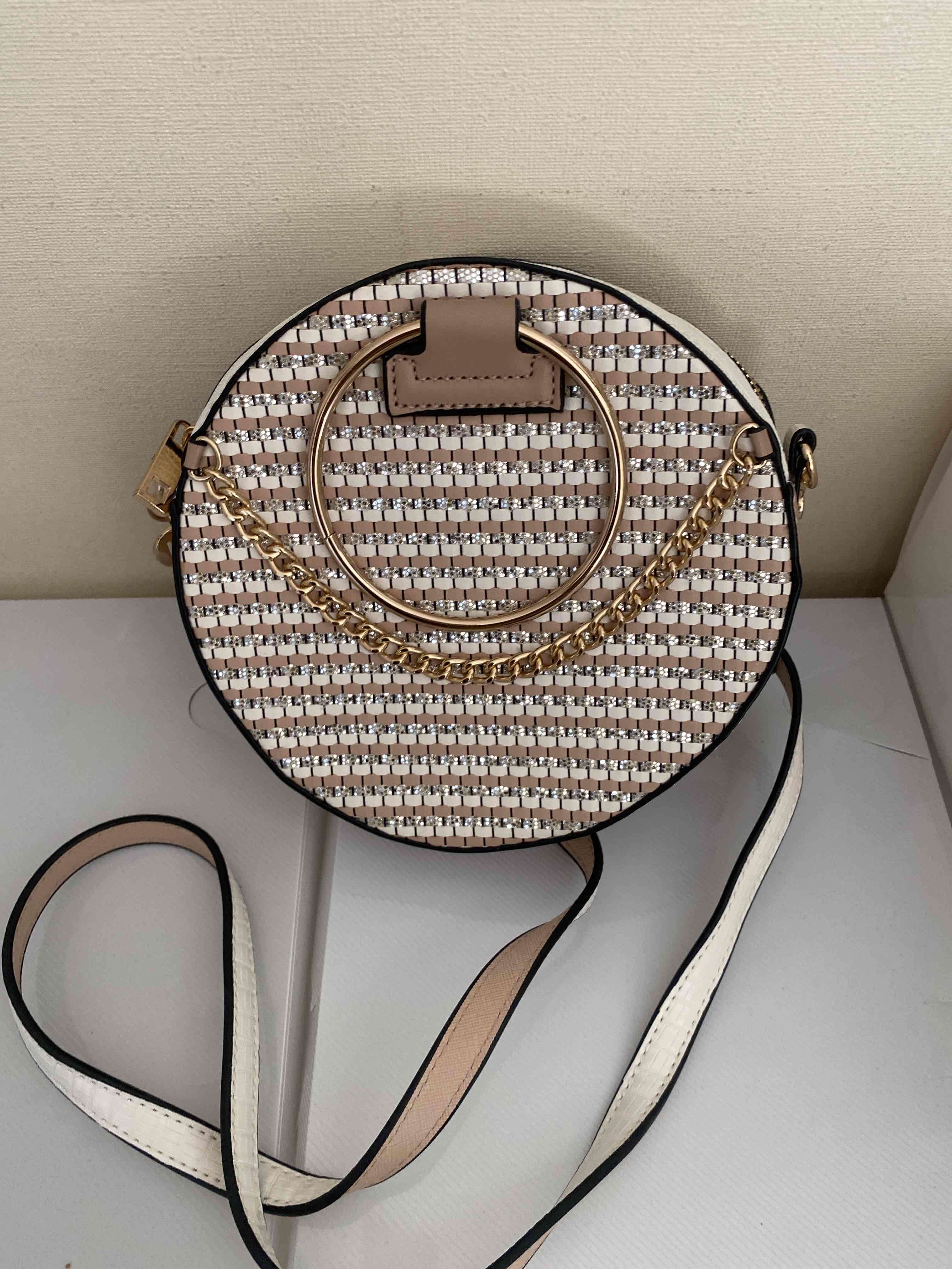 Cartera redonda con cadena