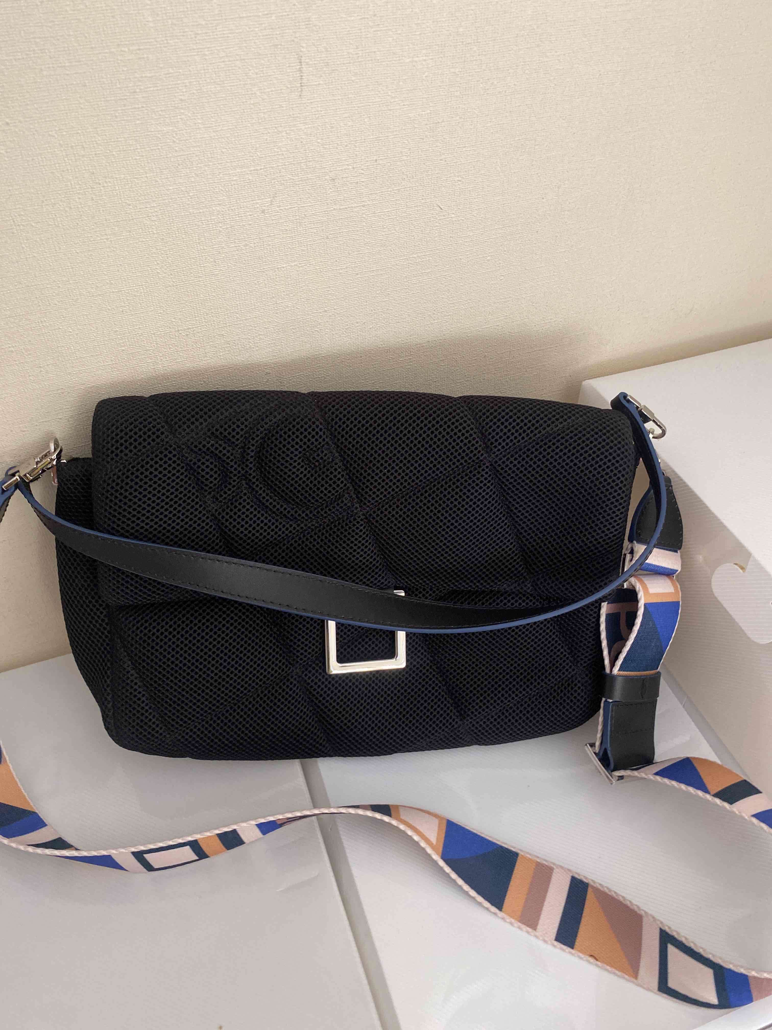 Bandolera negra con correa estampada