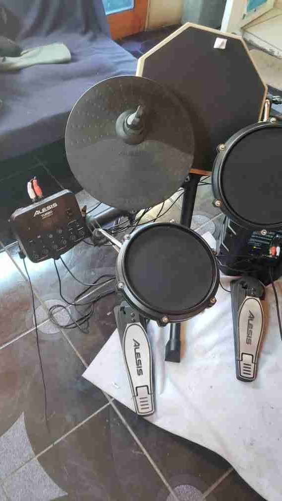 Batería electrónica Alesis negra