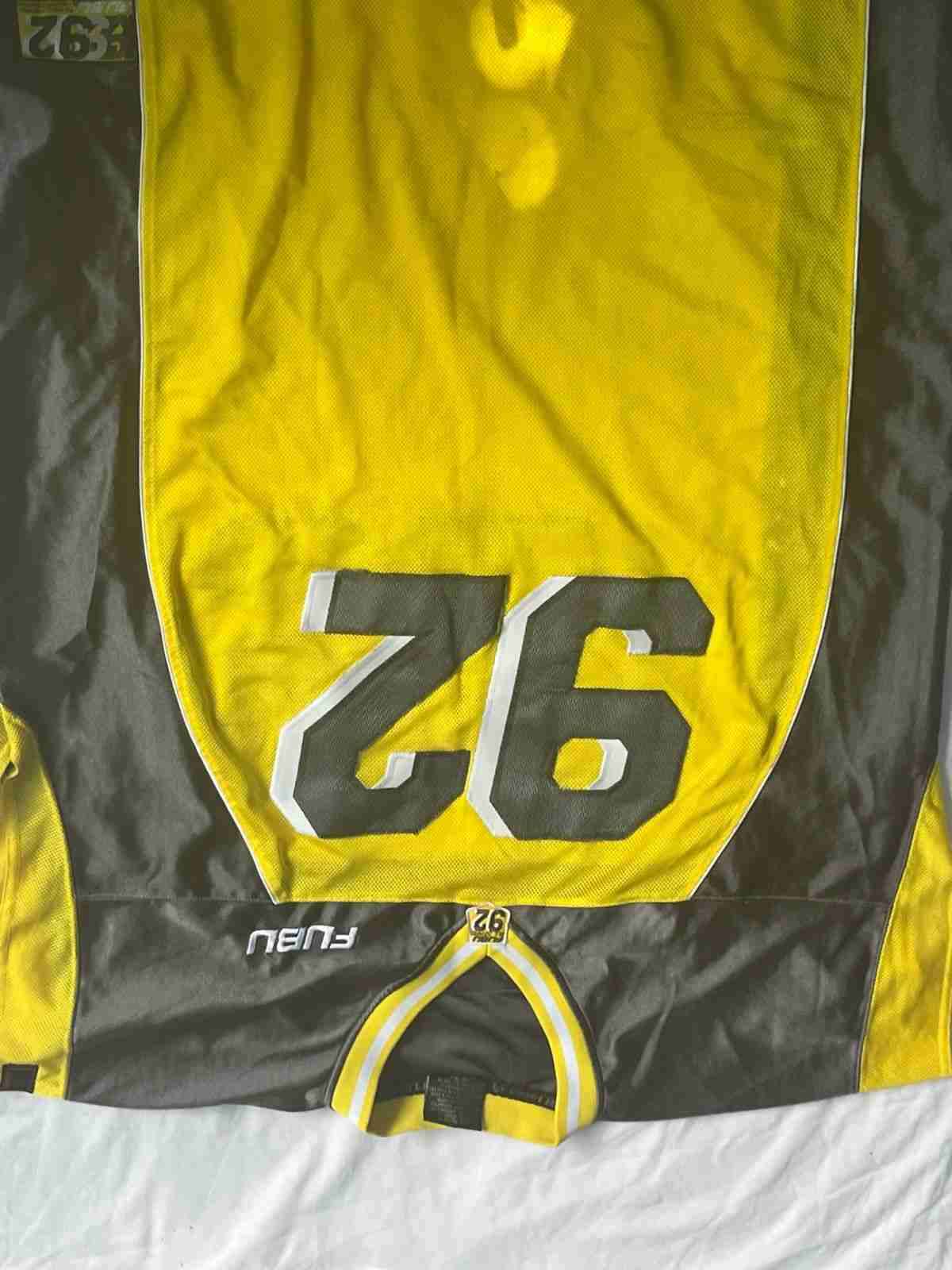 Polera deportiva Fubu amarilla - miniatura 2