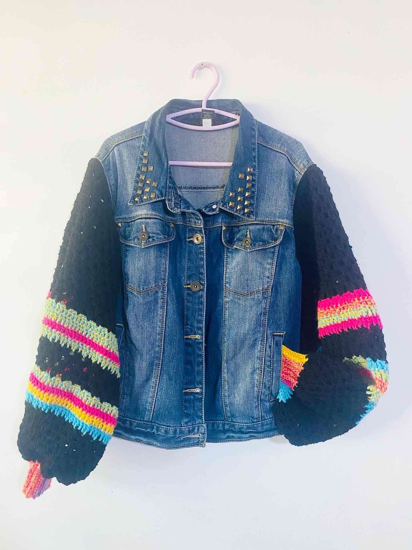 Chaqueta mezclilla con mangas tejidas