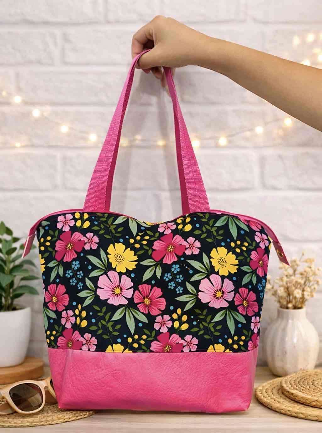 Bolso floral con asas rosadas