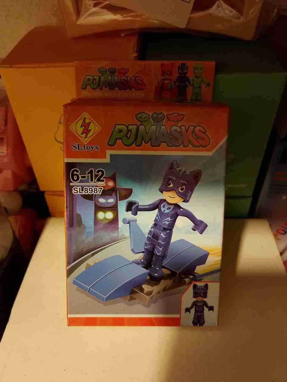 Figura de lego PJ Masks con vehículo lego