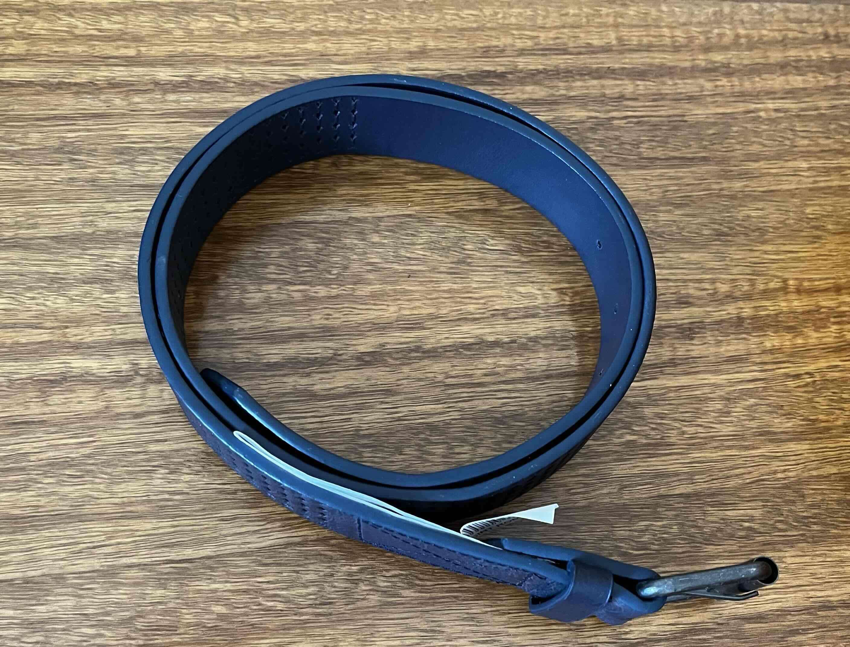 Cinturón hombre azul marino Second Image - miniatura 4