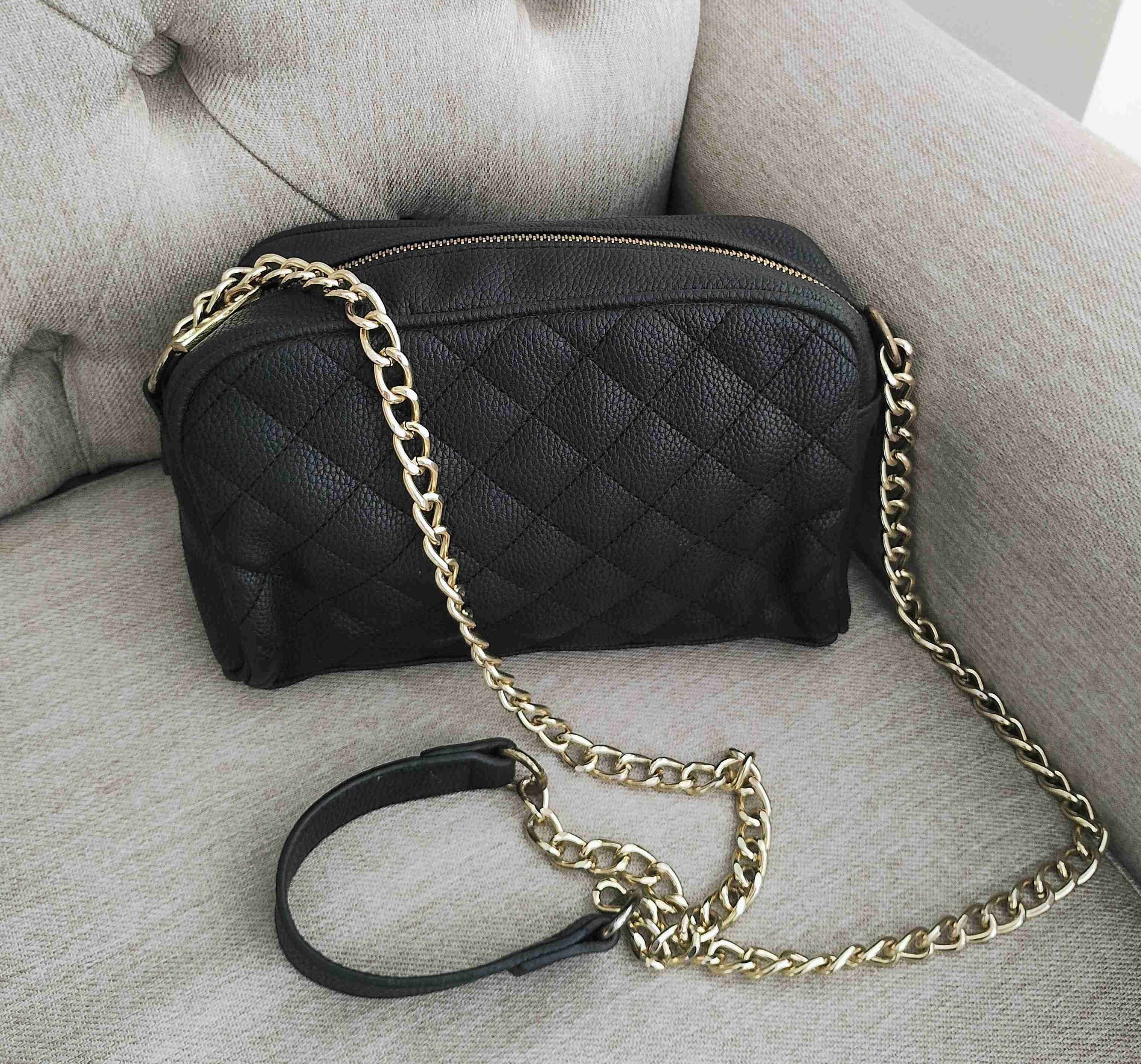 Cartera negra con cadena dorada