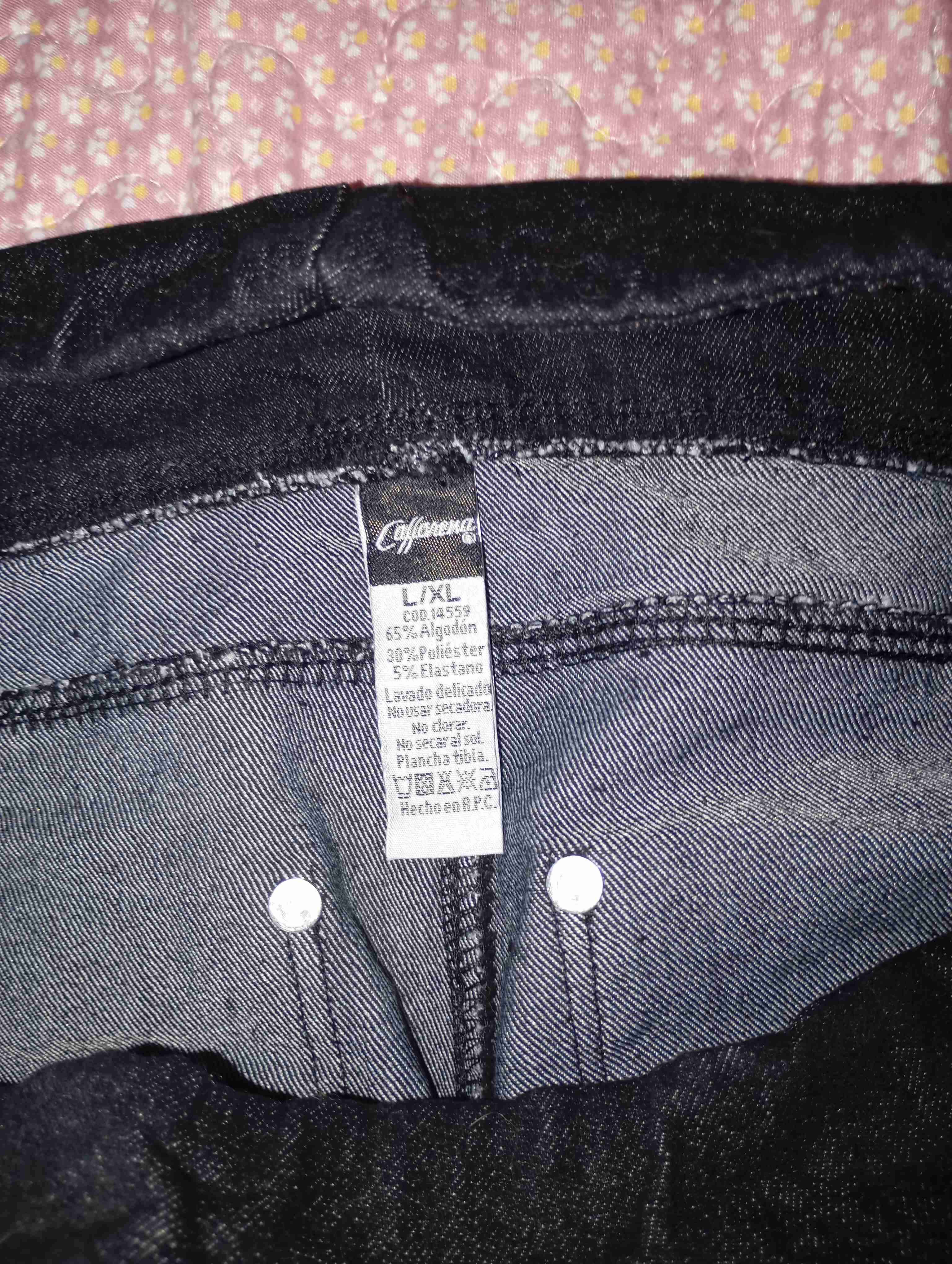 Pantalones de mezclilla rotos - miniatura 4