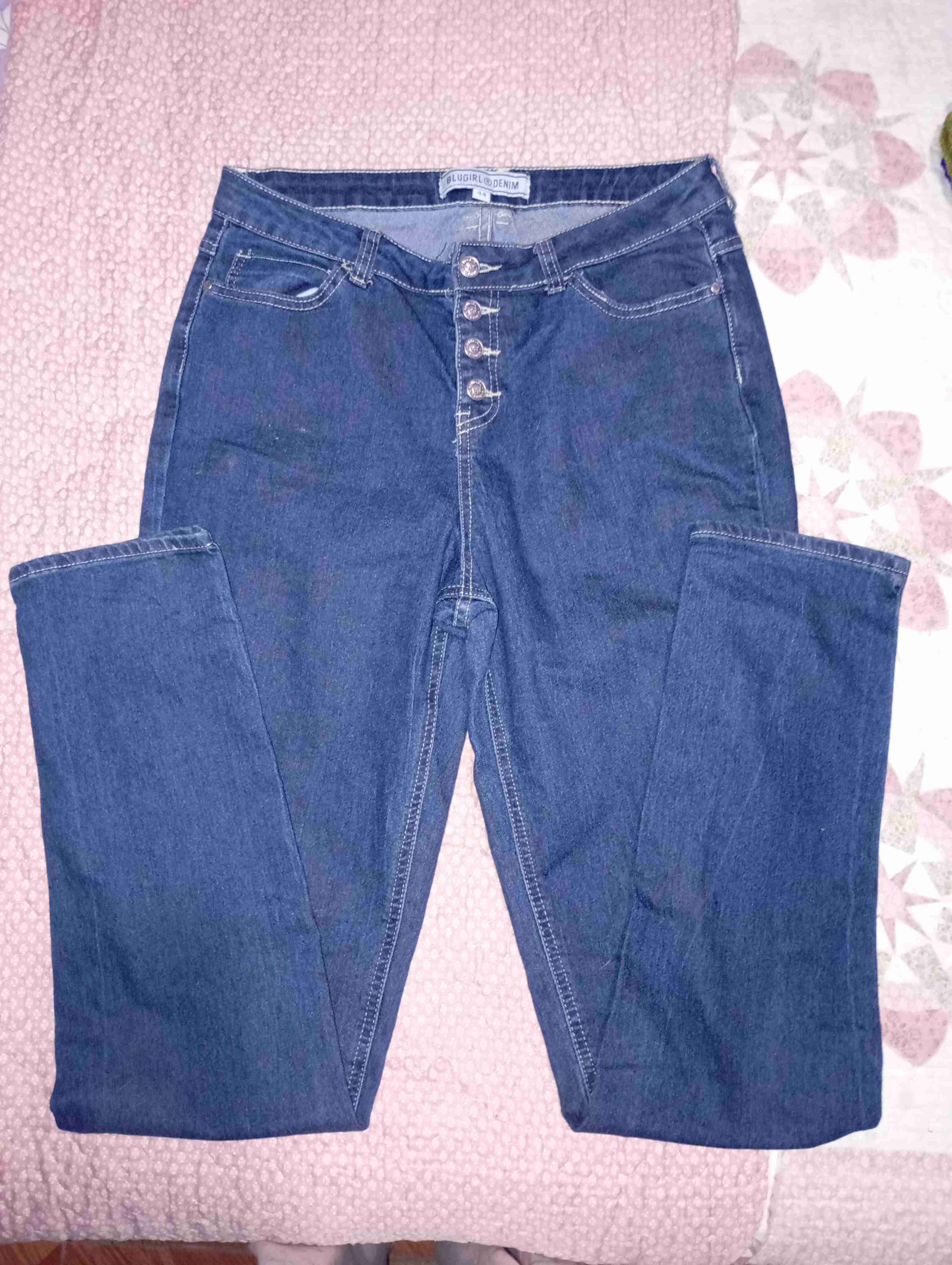 Jeans azul oscuro con botón