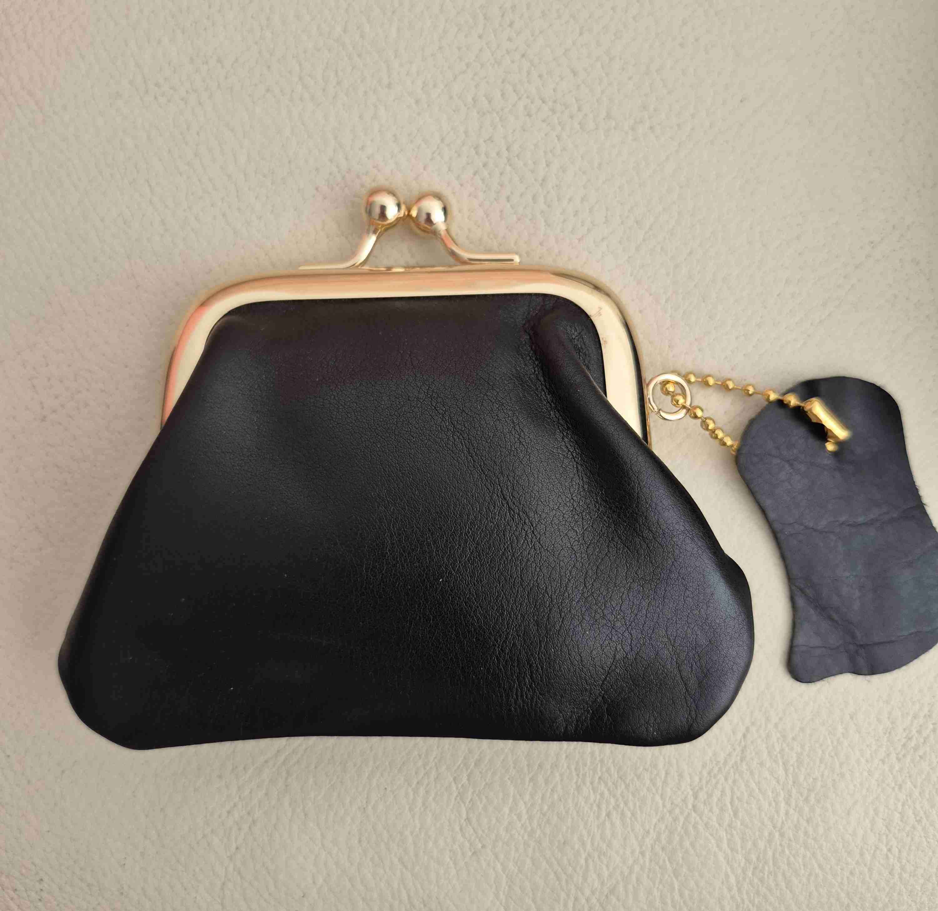 Monedero de cuero negro