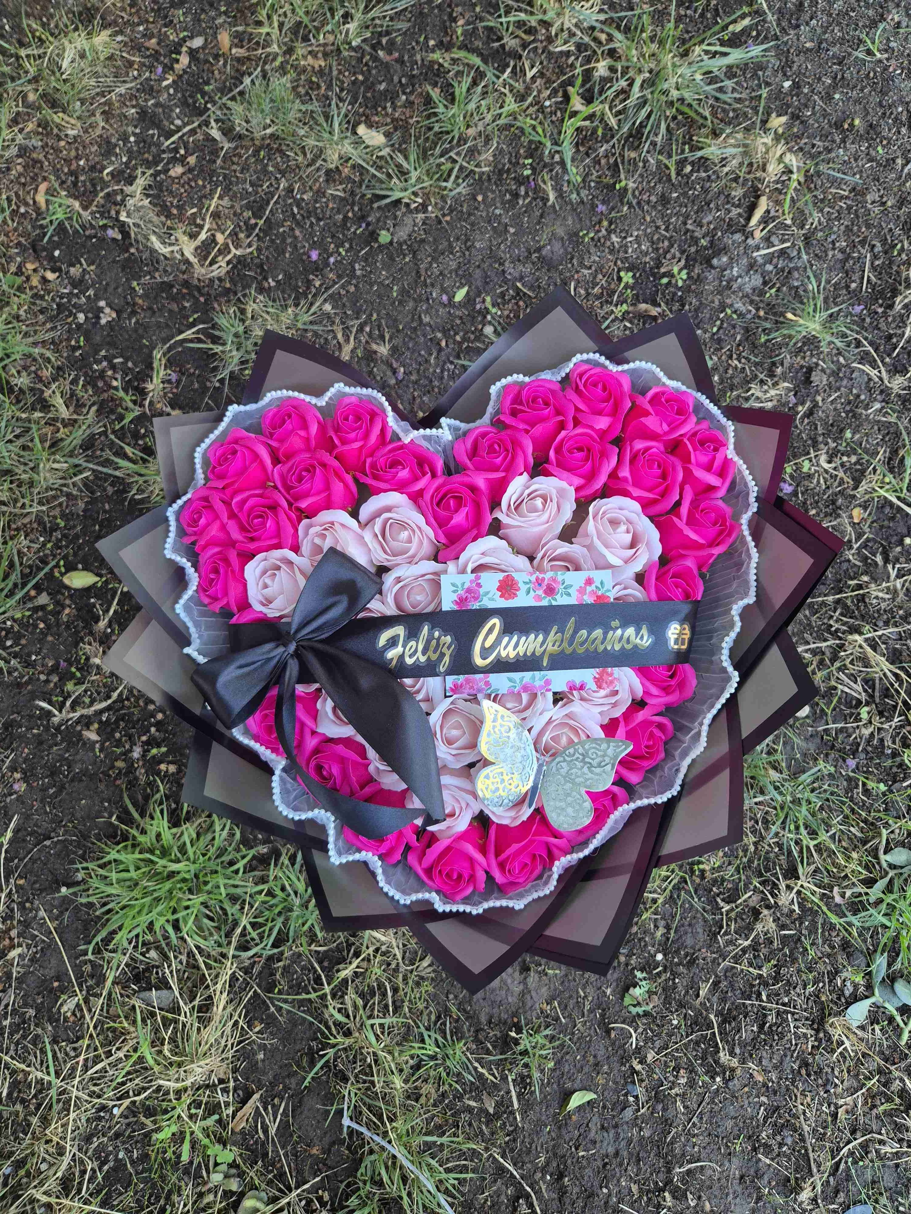 Arreglo floral en forma de corazón 50 rosas