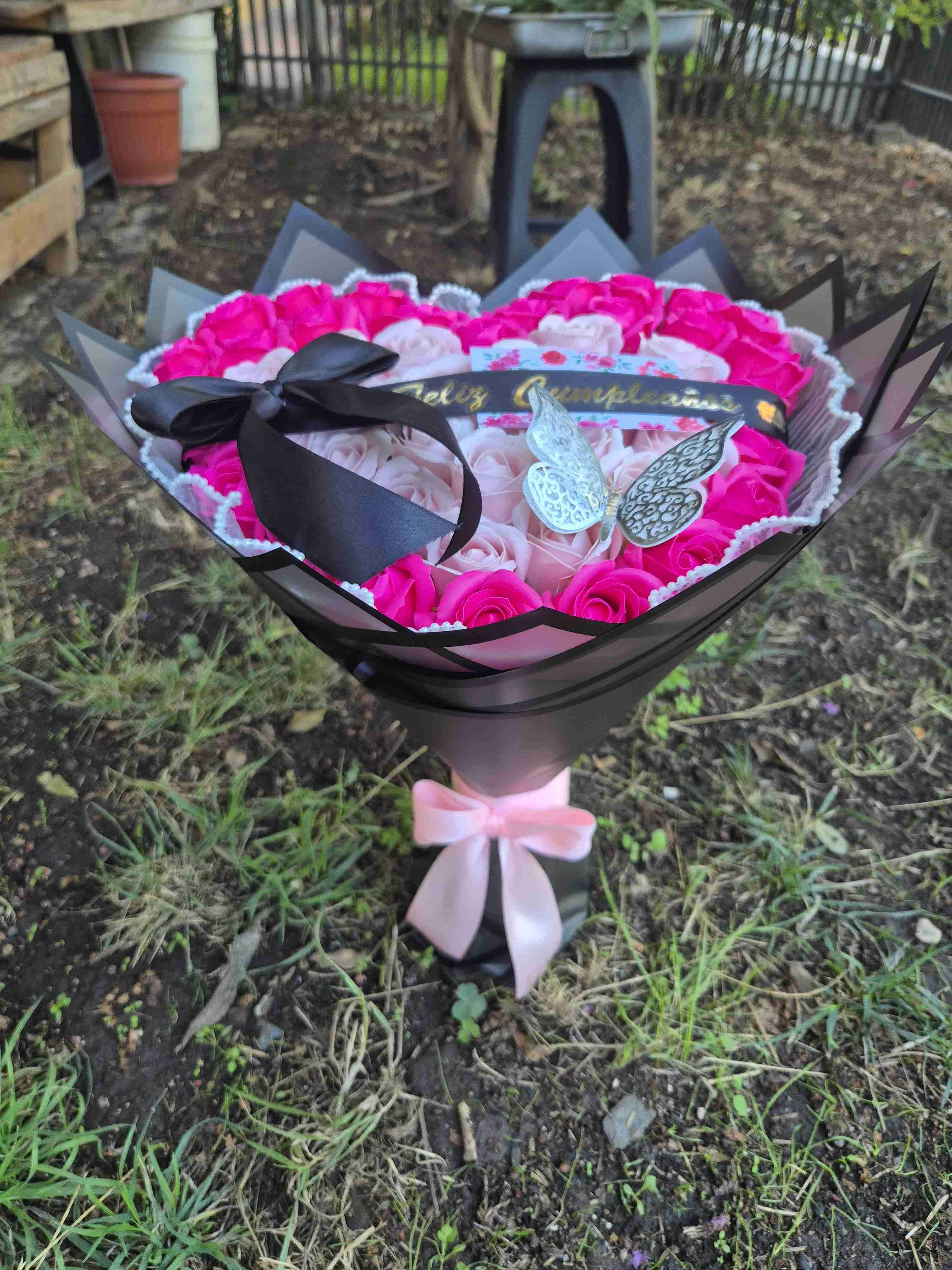 Arreglo floral en forma de corazón 50 rosas - miniatura 2