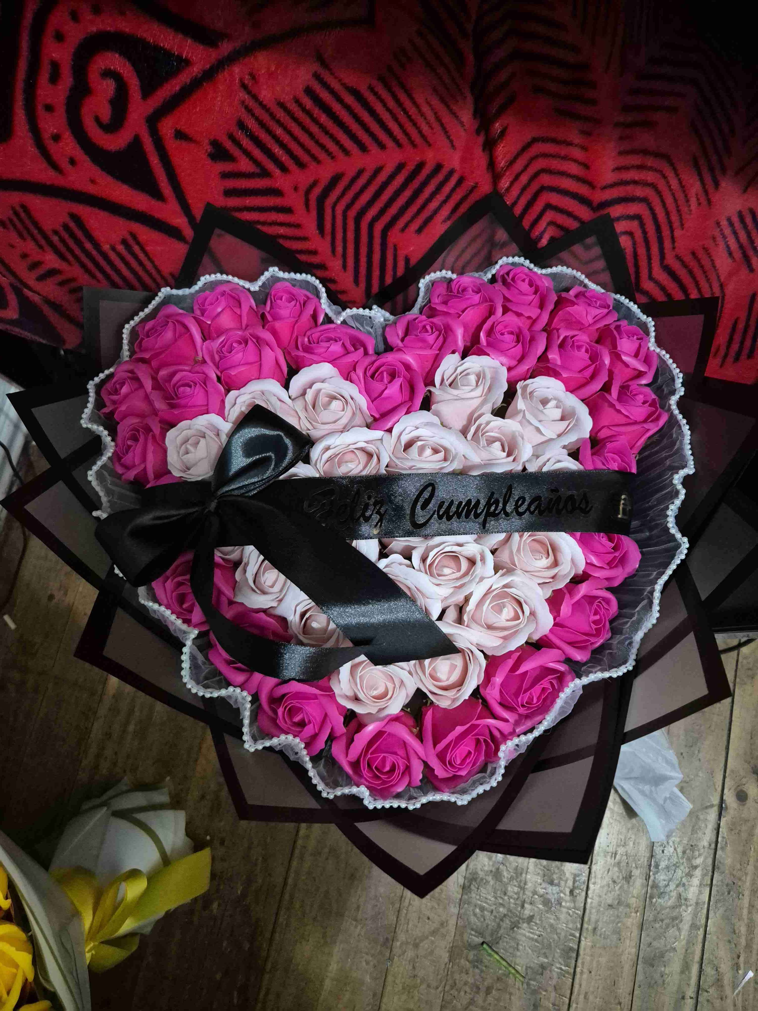 Arreglo floral en forma de corazón 50 rosas - miniatura 3