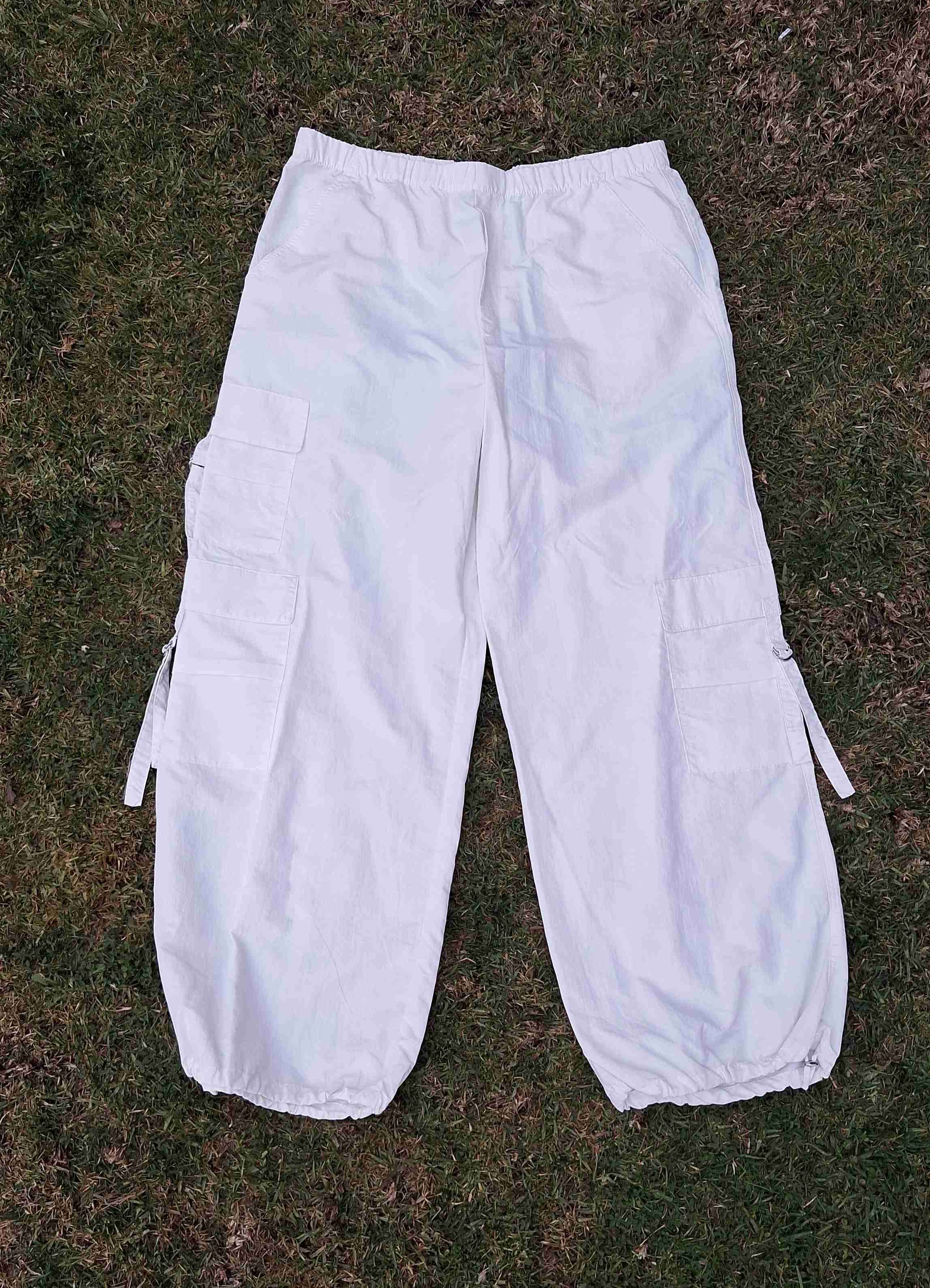 Pantalones Zara cargo blancos