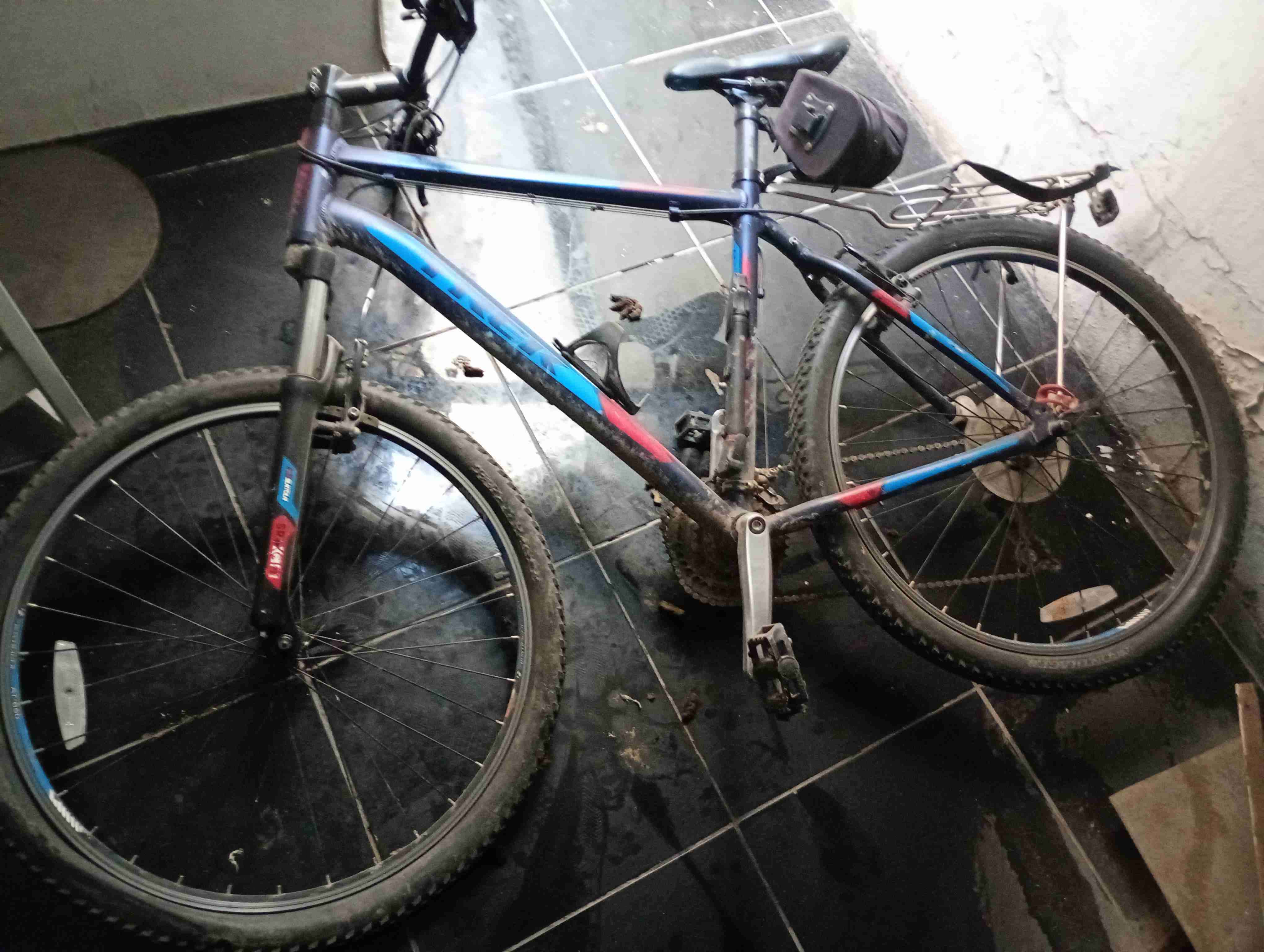 Bicicleta montaña azul y roja