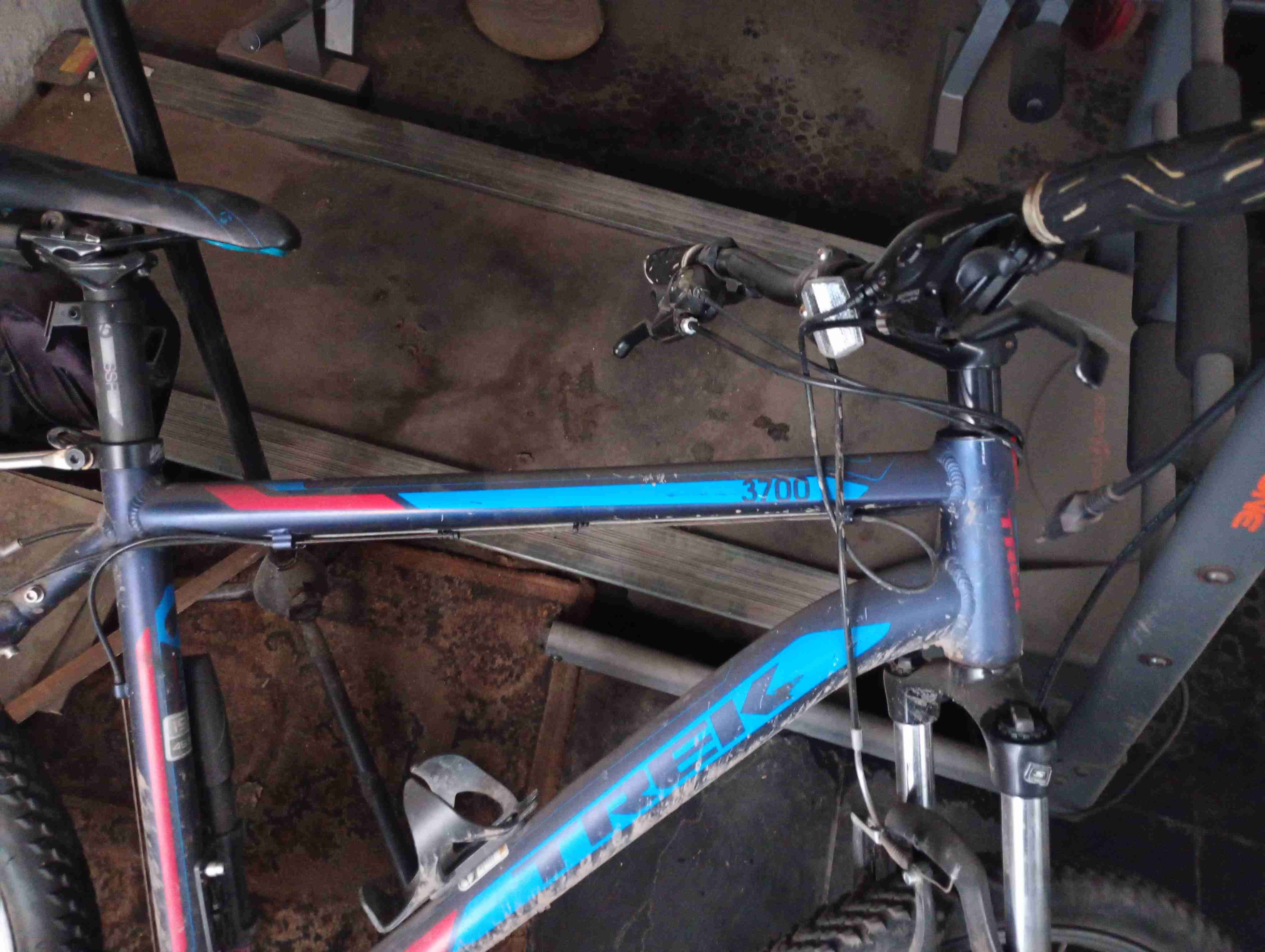 Bicicleta montaña azul y roja - miniatura 2